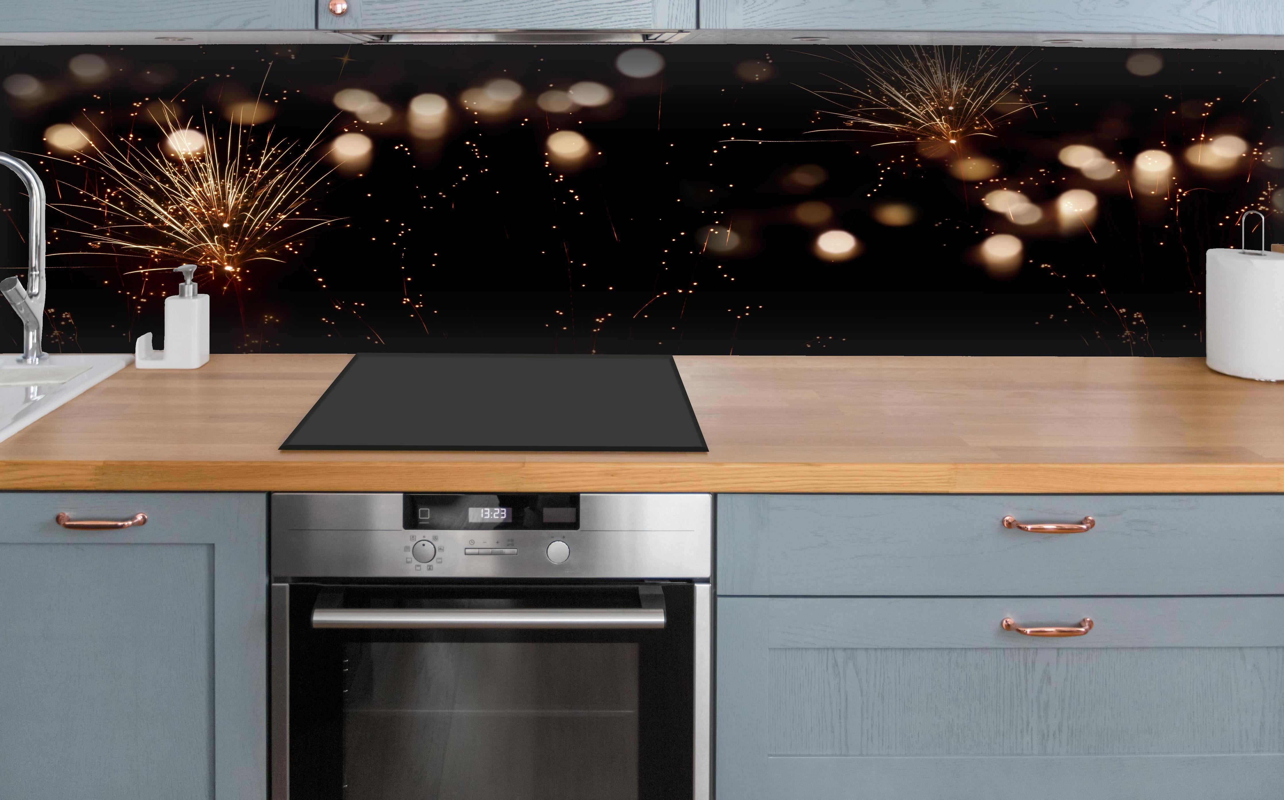 Küche - Goldenes Feuerwerk am Nachthimmel hinter weißen Hochglanz-Küchenregalen und schwarzem Wasserhahn