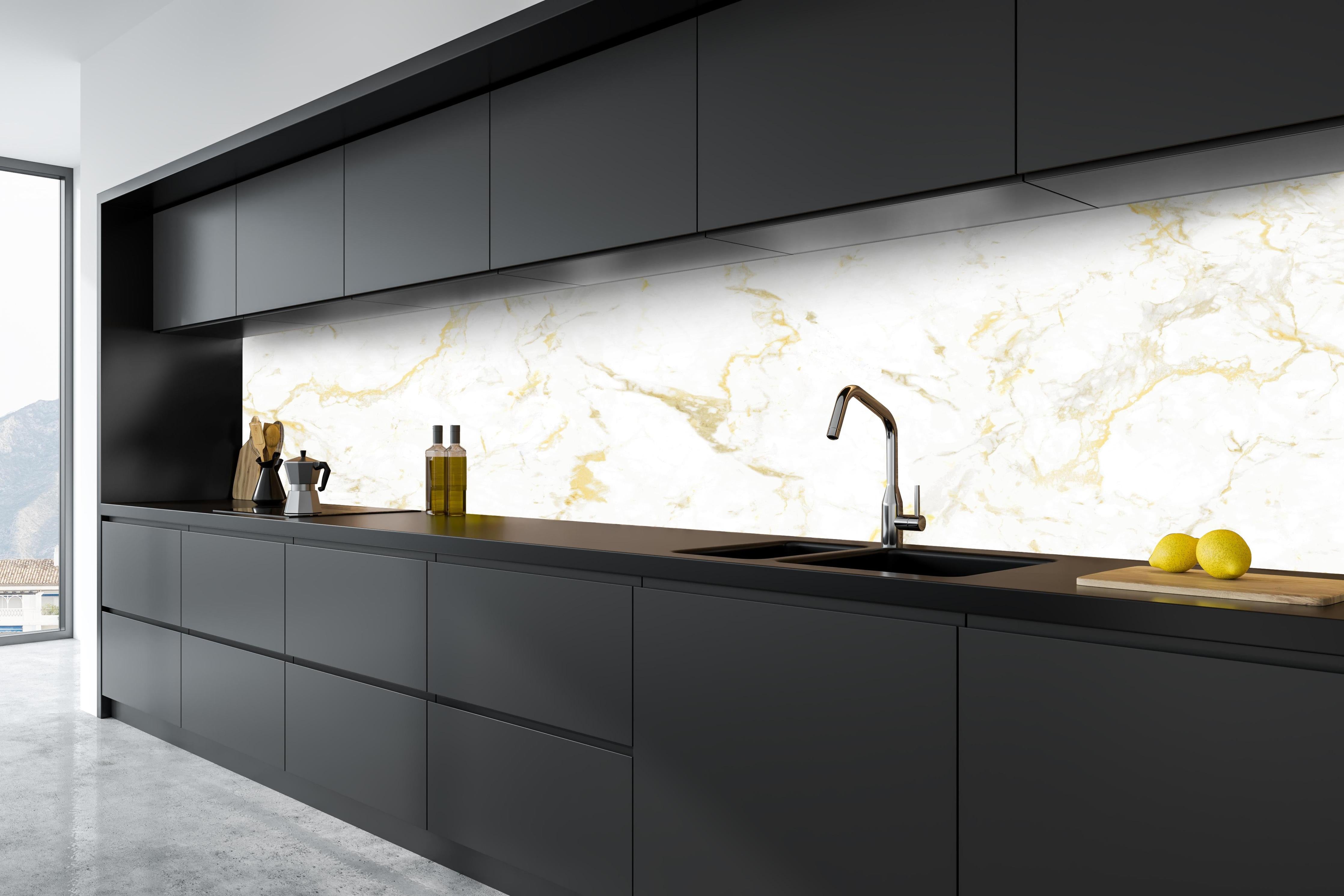 Küche - Goldmarmor Textur  hinter weißen Hochglanz-Küchenregalen und schwarzem Wasserhahn