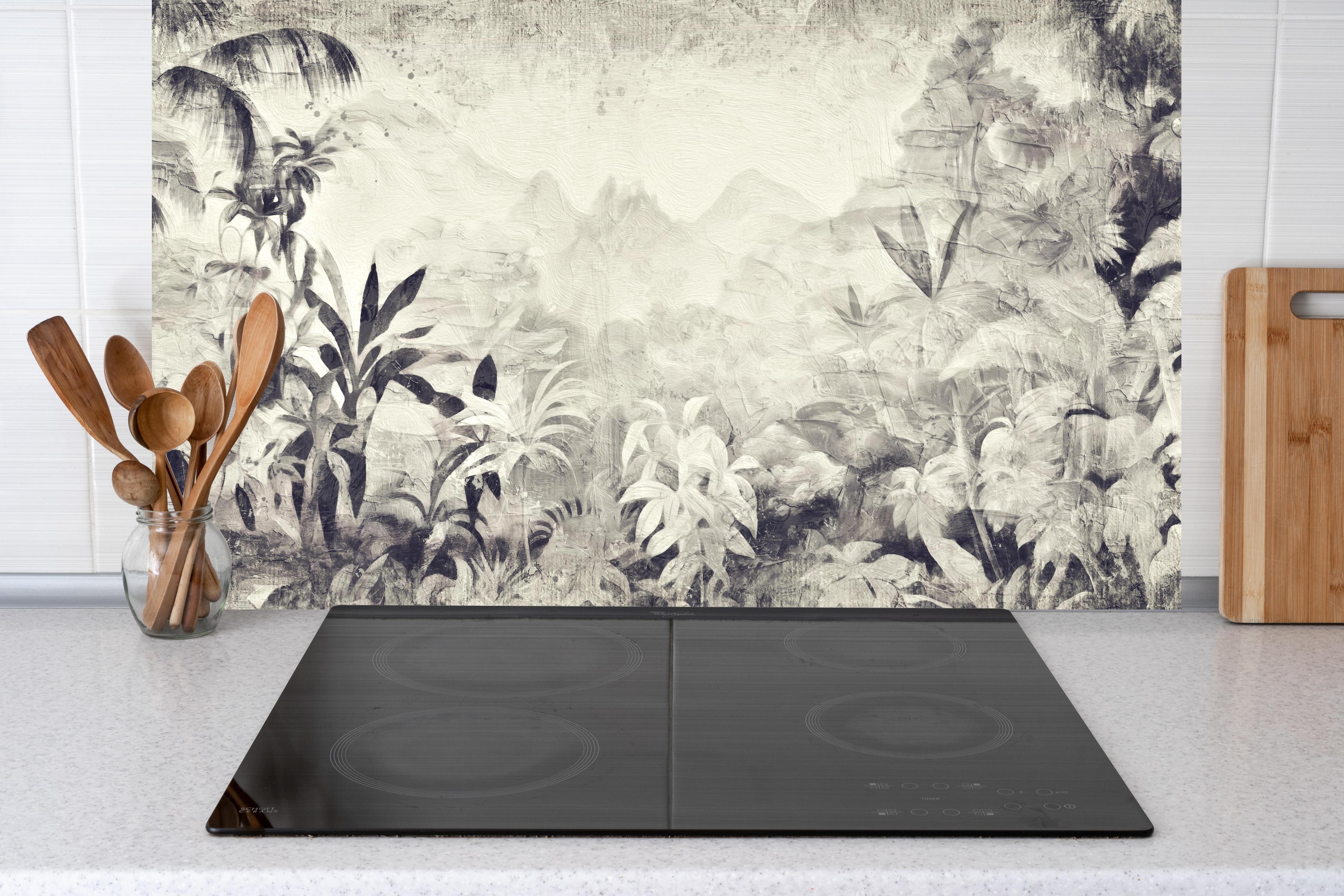 Küche - Gräuliche Landschaft - Floral hinter weißen Hochglanz-Küchenregalen und schwarzem Wasserhahn