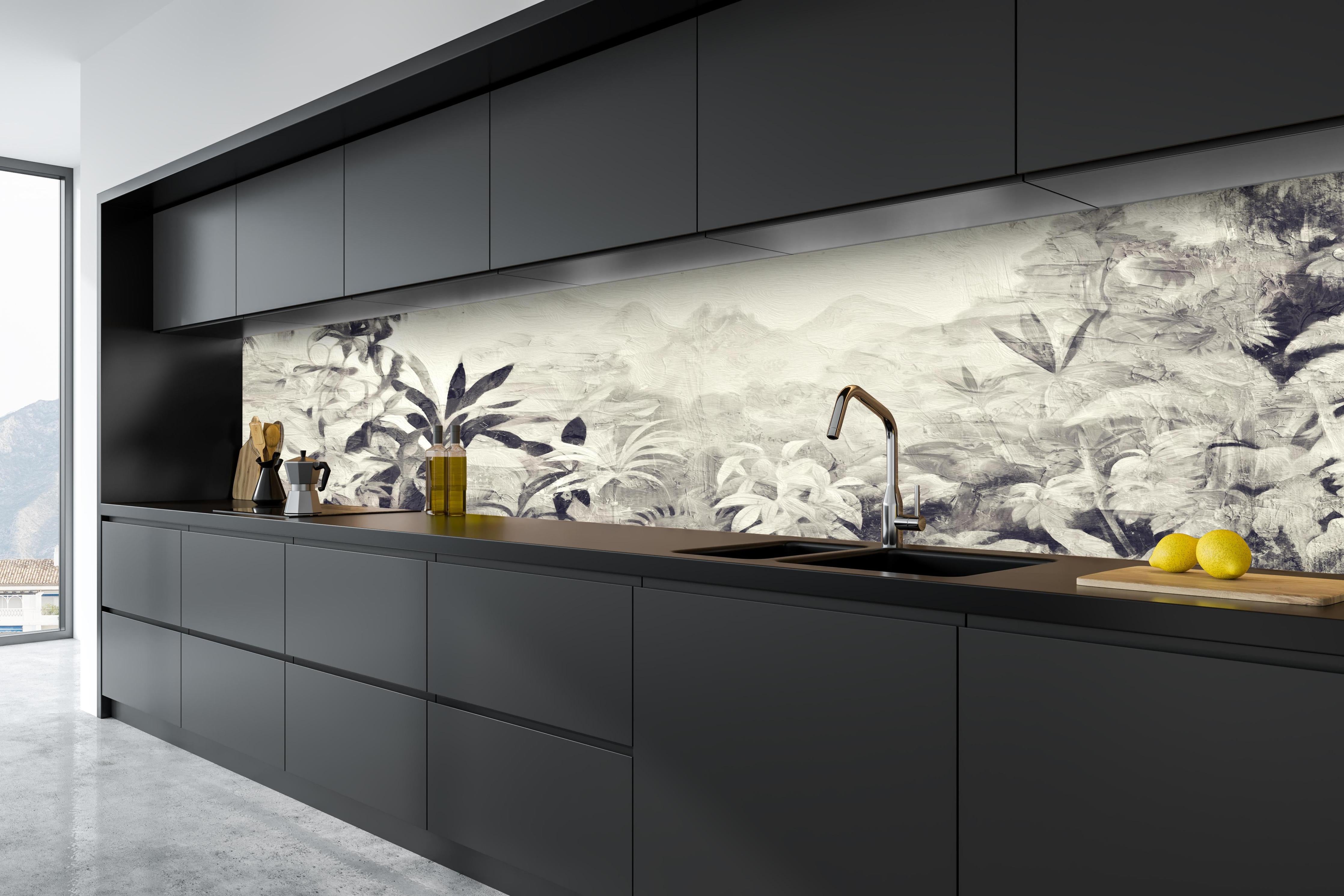 Küche - Gräuliche Landschaft - Floral hinter weißen Hochglanz-Küchenregalen und schwarzem Wasserhahn