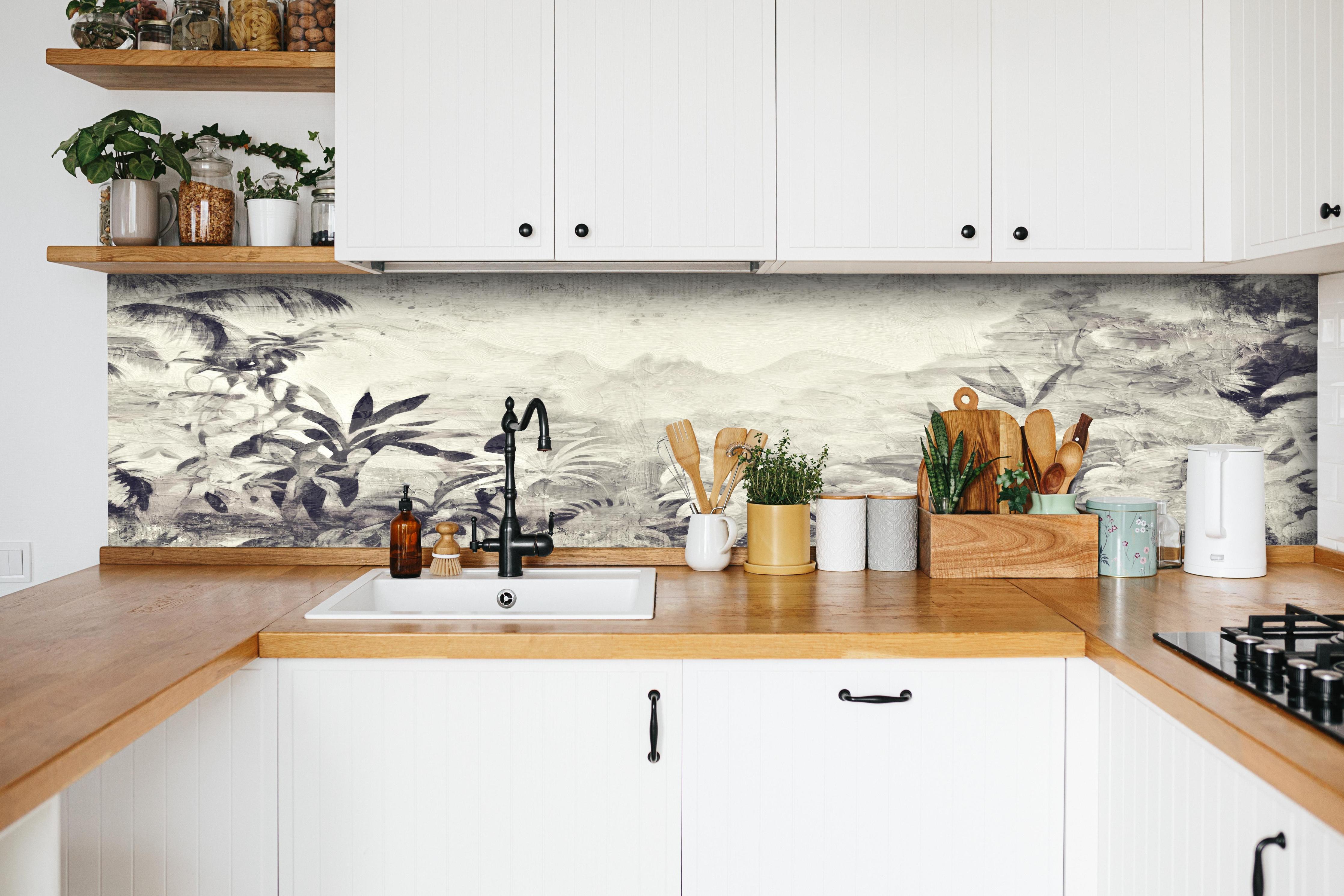 Küche - Gräuliche Landschaft - Floral hinter weißen Hochglanz-Küchenregalen und schwarzem Wasserhahn