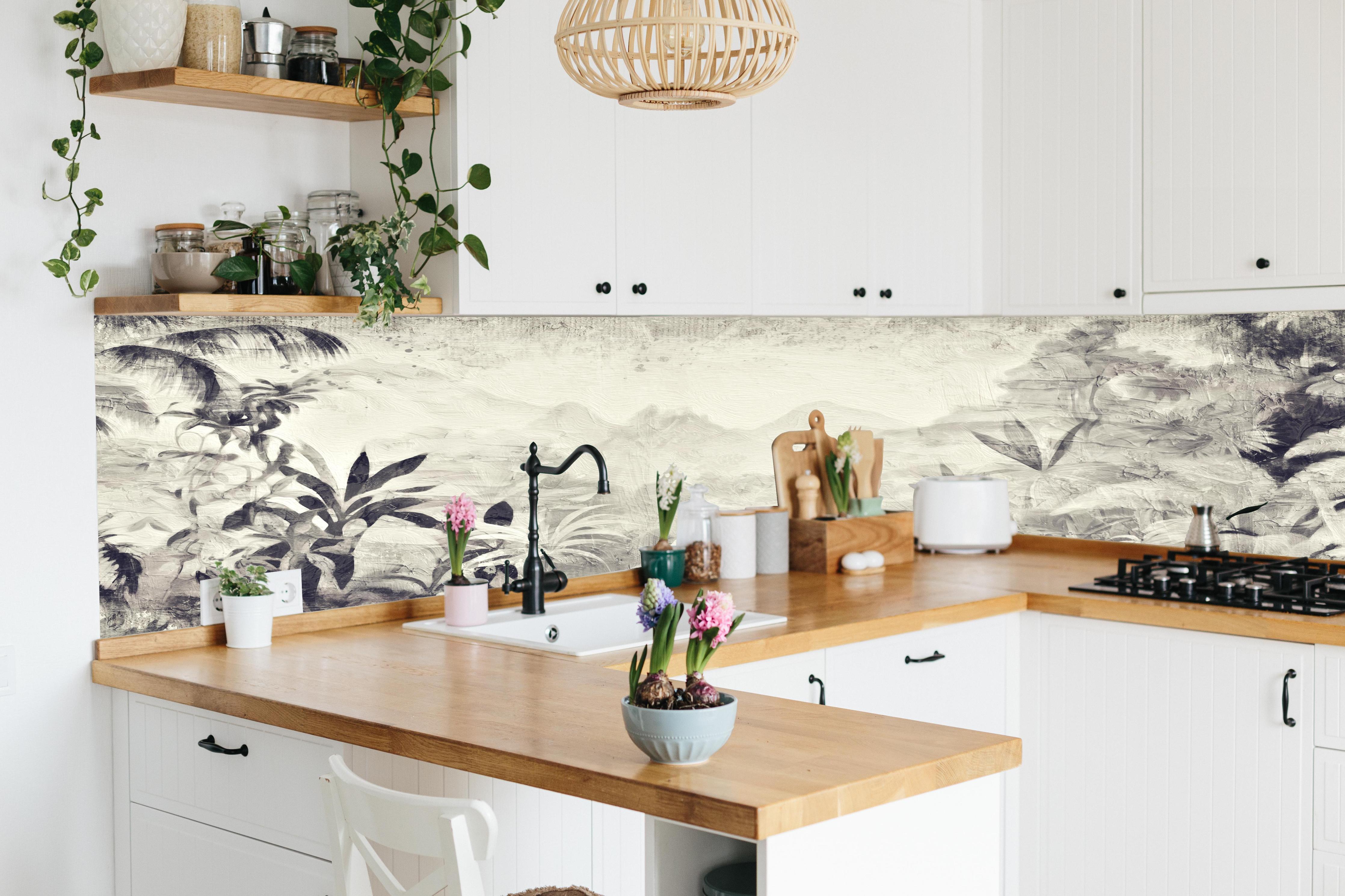 Küche - Gräuliche Landschaft - Floral hinter weißen Hochglanz-Küchenregalen und schwarzem Wasserhahn