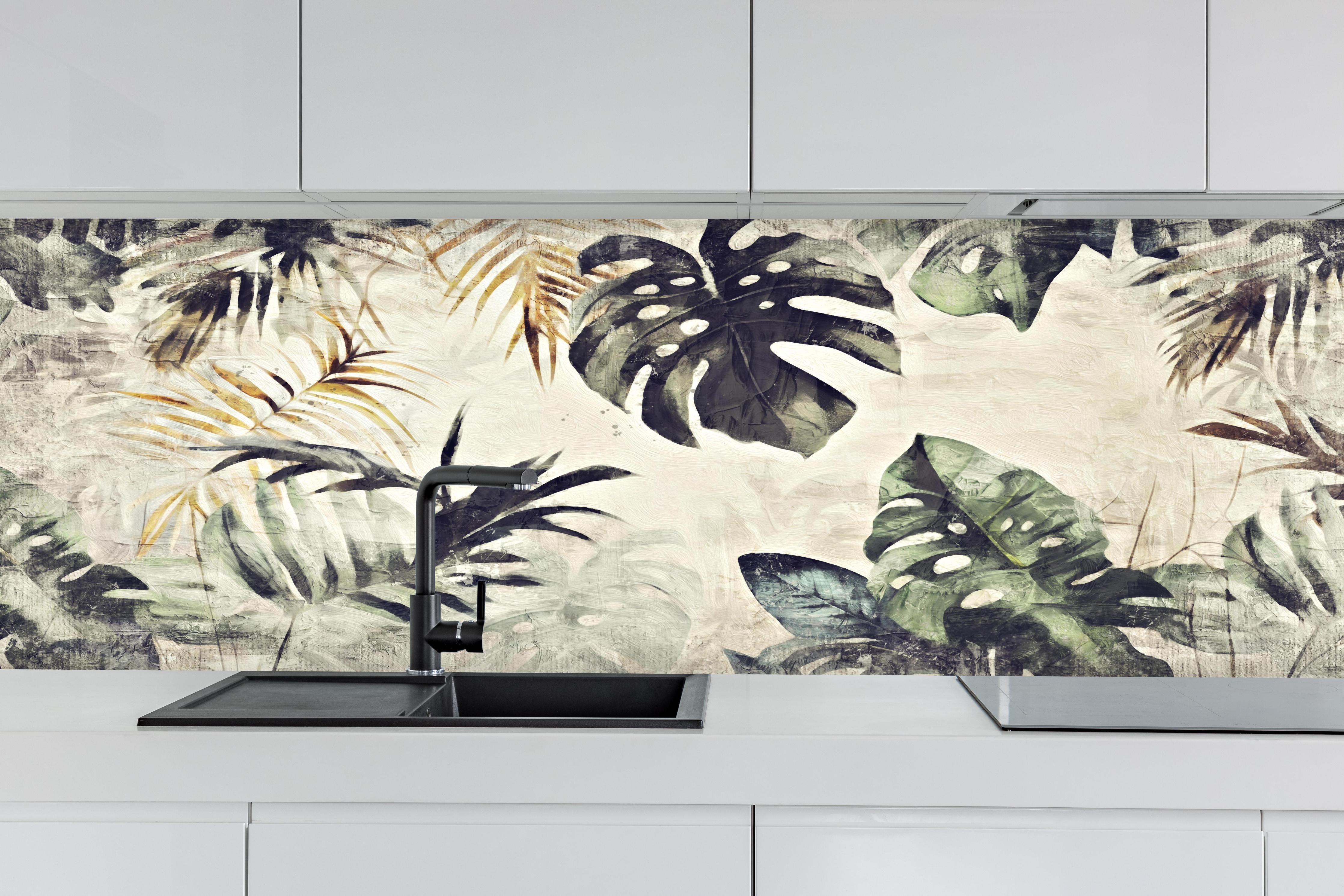 Küche - Gräuliche Pflanzen - Floral hinter weißen Hochglanz-Küchenregalen und schwarzem Wasserhahn