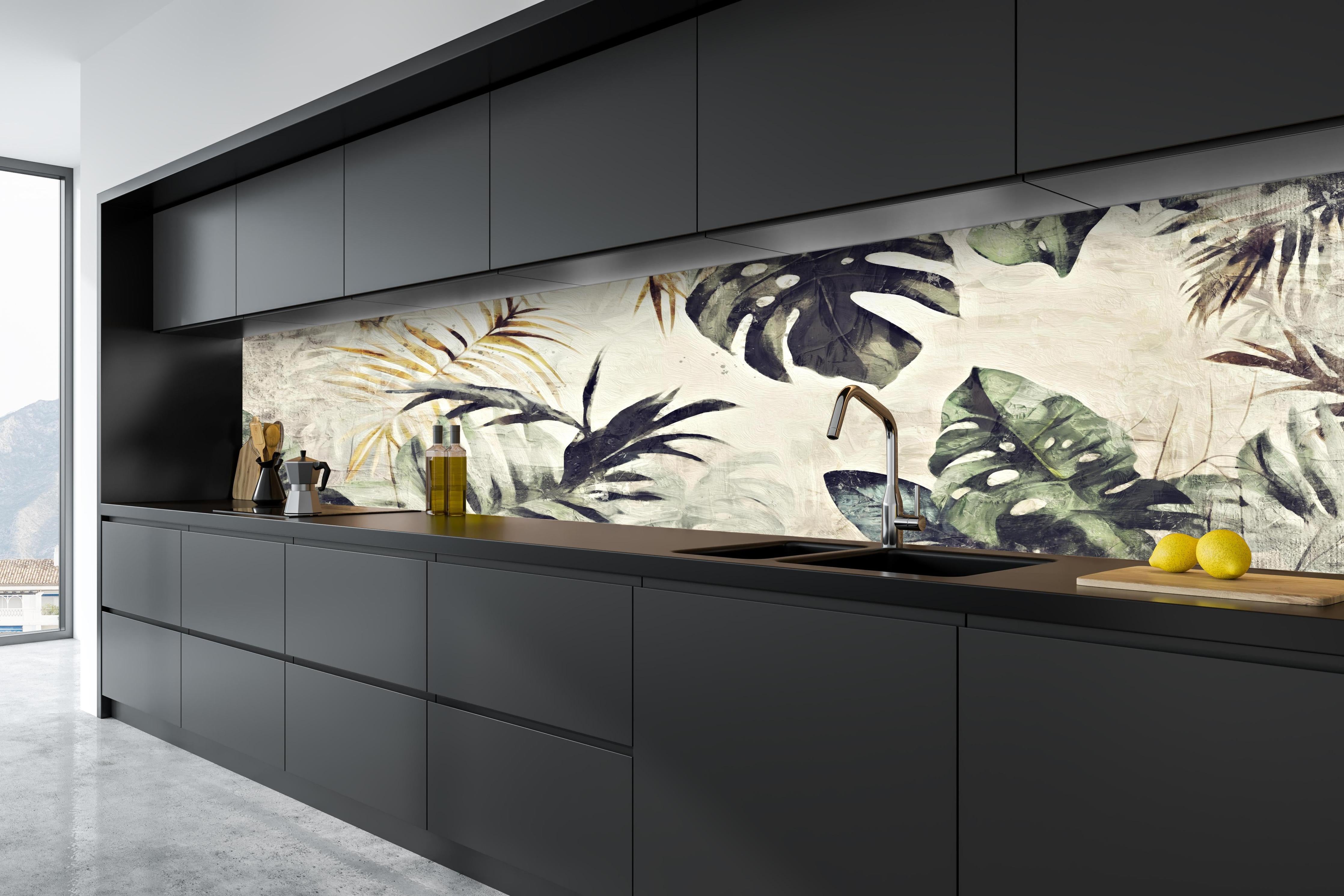 Küche - Gräuliche Pflanzen - Floral hinter weißen Hochglanz-Küchenregalen und schwarzem Wasserhahn