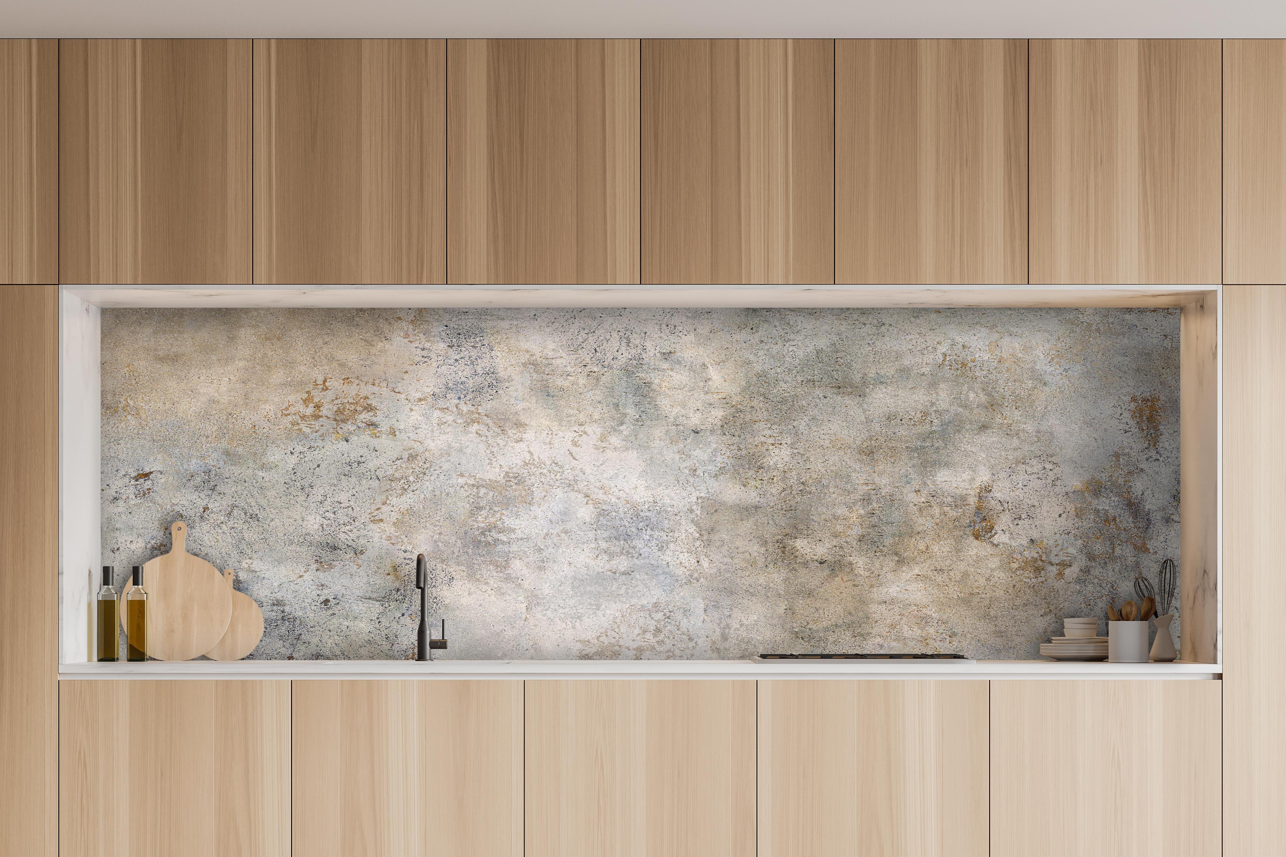 Küche - Gräuliche Zement Textur hinter weißen Hochglanz-Küchenregalen und schwarzem Wasserhahn