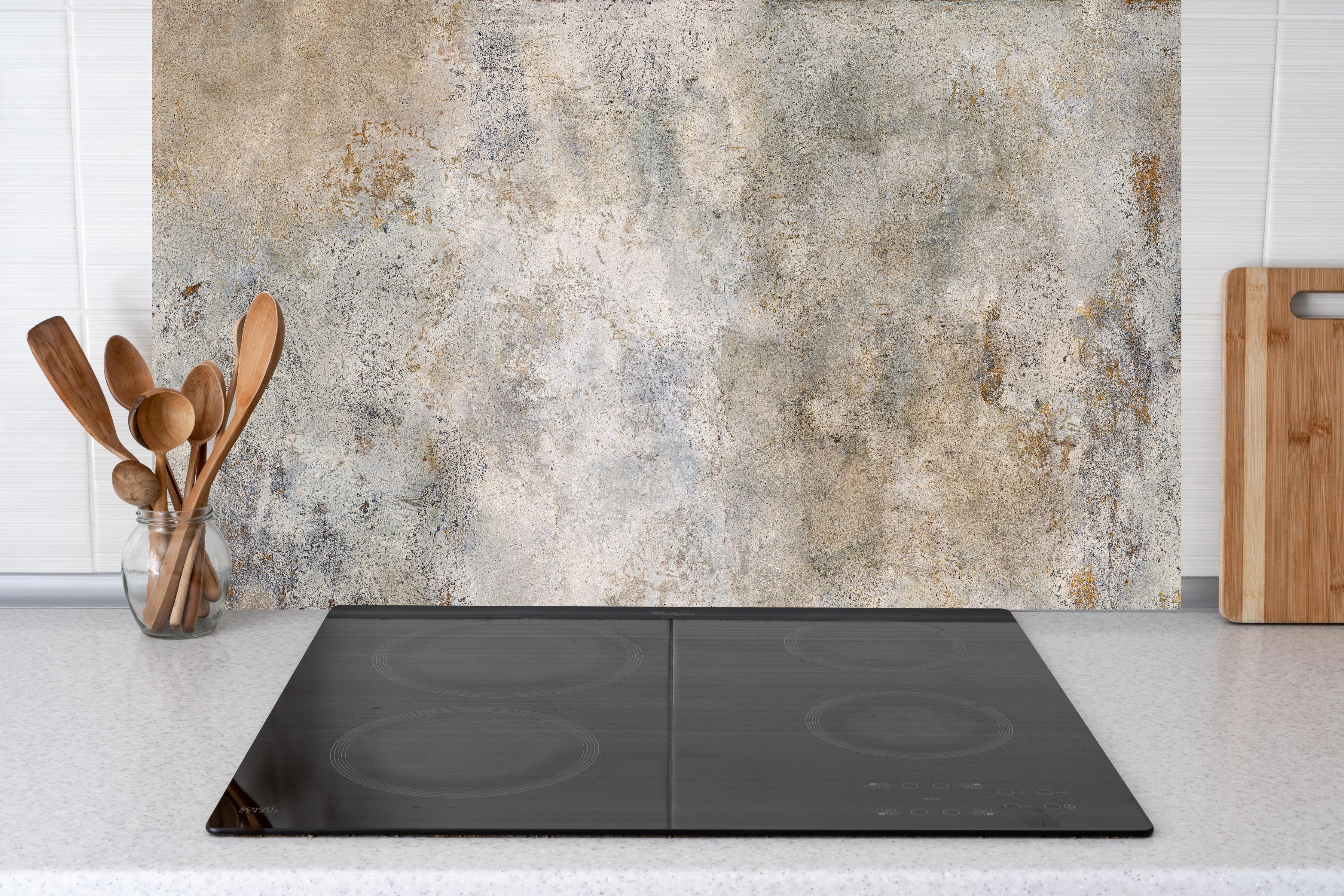 Küche - Gräuliche Zement Textur hinter weißen Hochglanz-Küchenregalen und schwarzem Wasserhahn