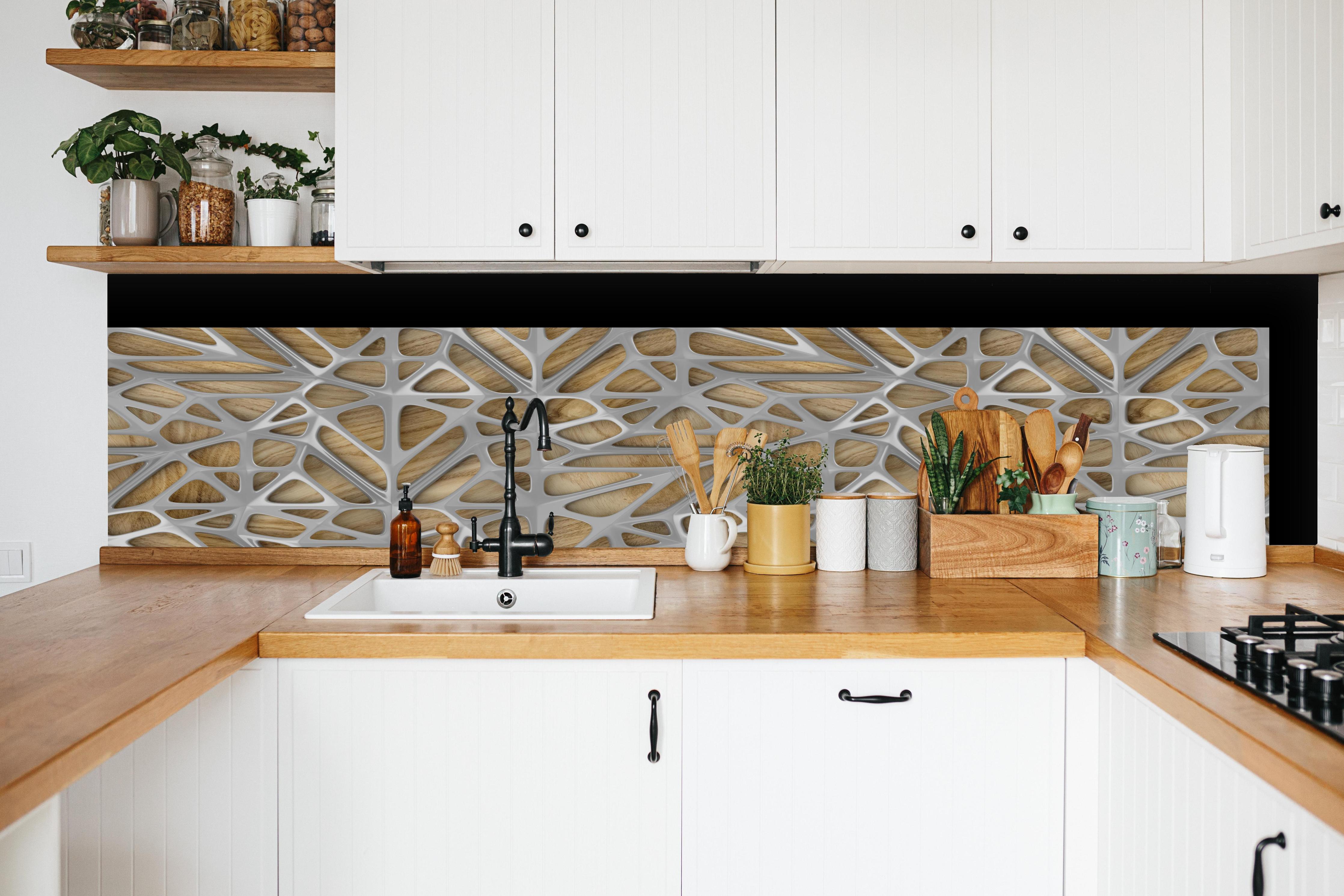 Küche - Gräuliches Gitter Muster hinter weißen Hochglanz-Küchenregalen und schwarzem Wasserhahn