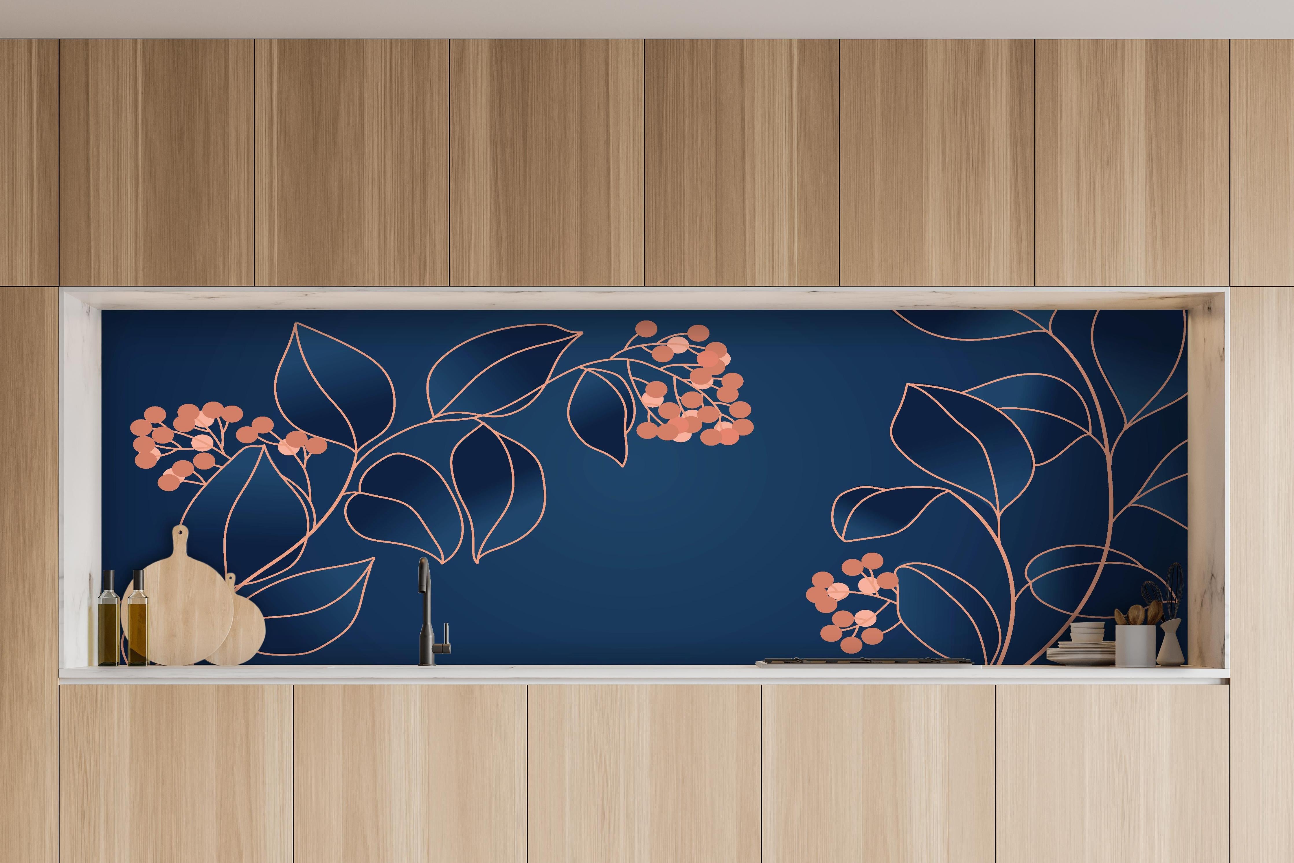 Küche - Grafische Blütenmotive in Blau und Orange hinter weißen Hochglanz-Küchenregalen und schwarzem Wasserhahn