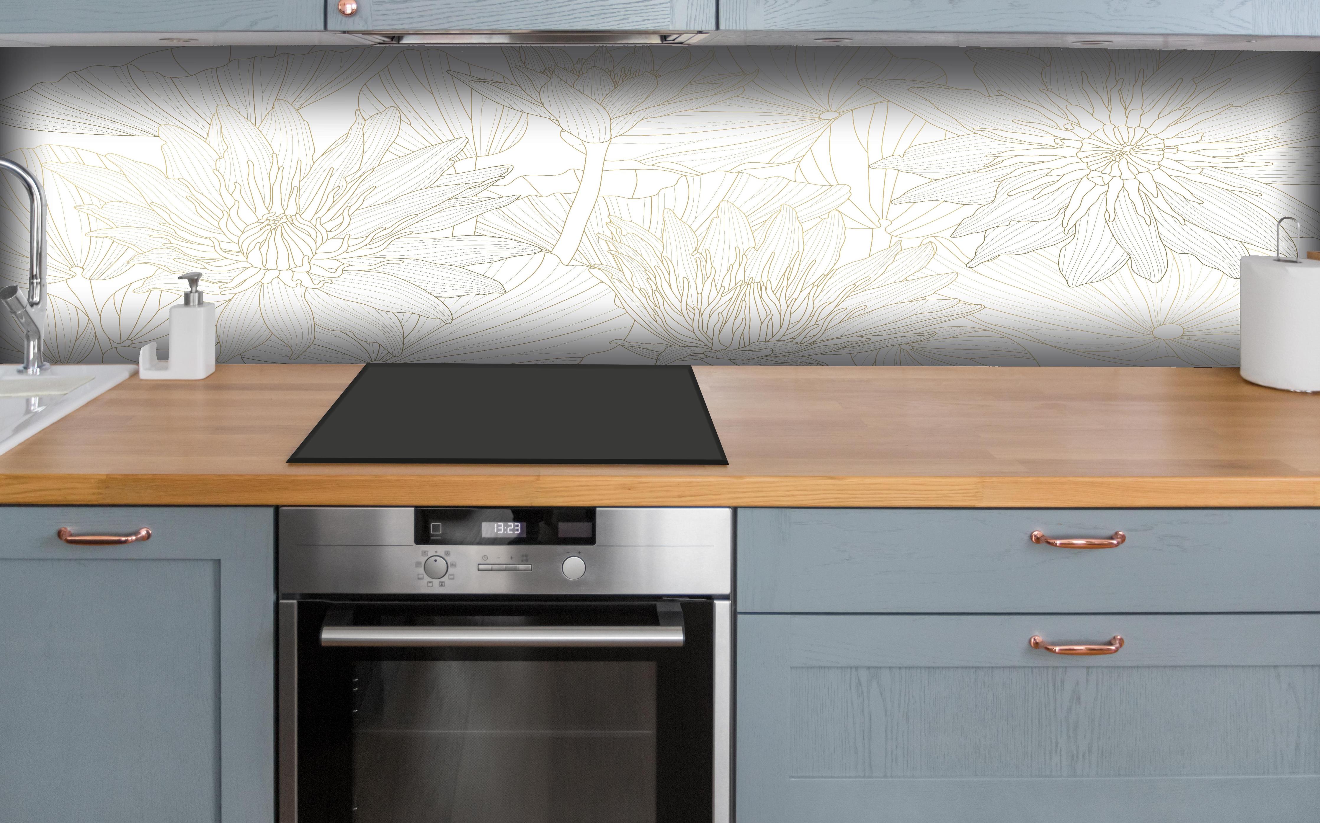 Küche - Grafische Weiß-Graue Blumenskizze hinter weißen Hochglanz-Küchenregalen und schwarzem Wasserhahn