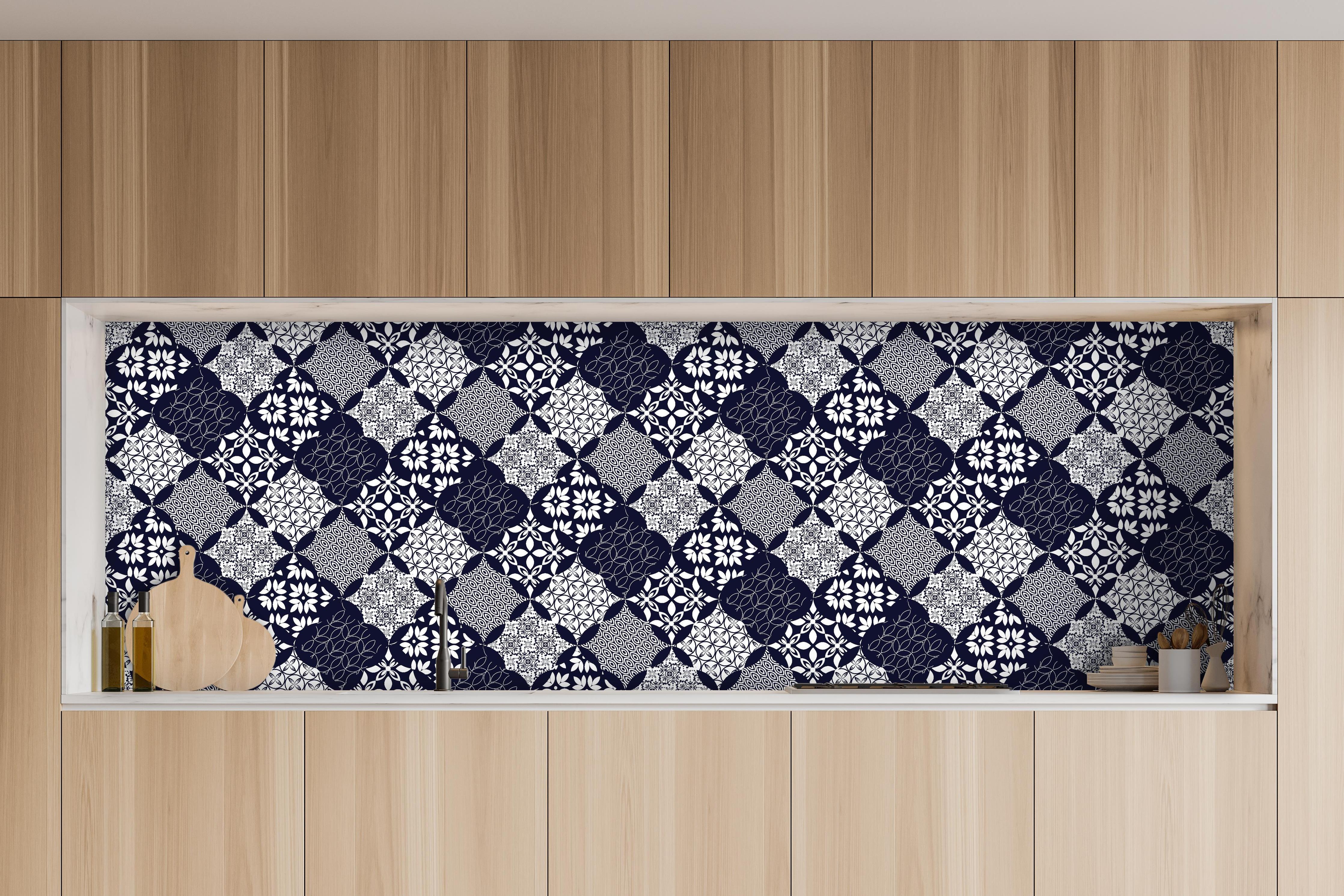 Küche - Grafisches Blau-Weiß-Grau Textildesign hinter weißen Hochglanz-Küchenregalen und schwarzem Wasserhahn