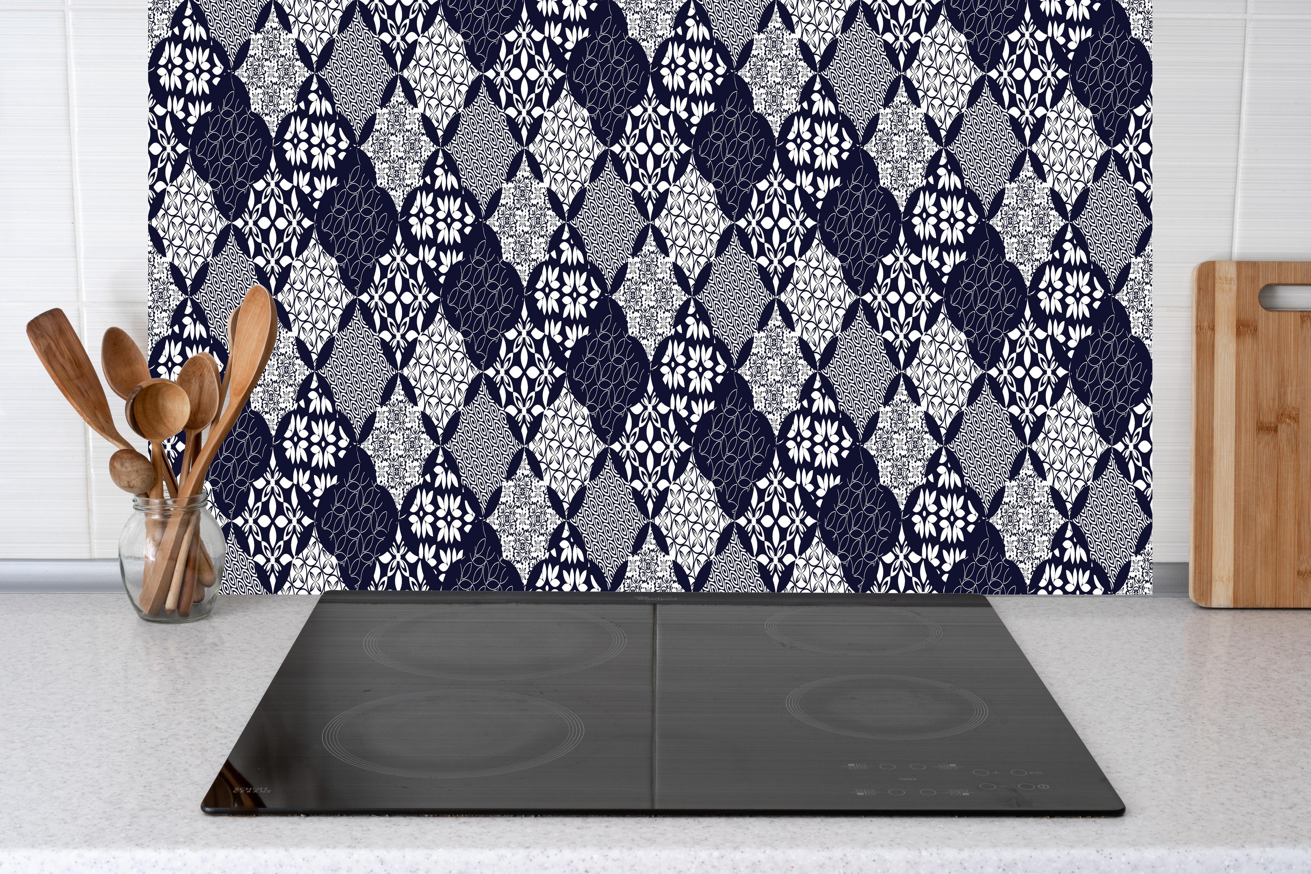 Küche - Grafisches Blau-Weiß-Grau Textildesign hinter weißen Hochglanz-Küchenregalen und schwarzem Wasserhahn