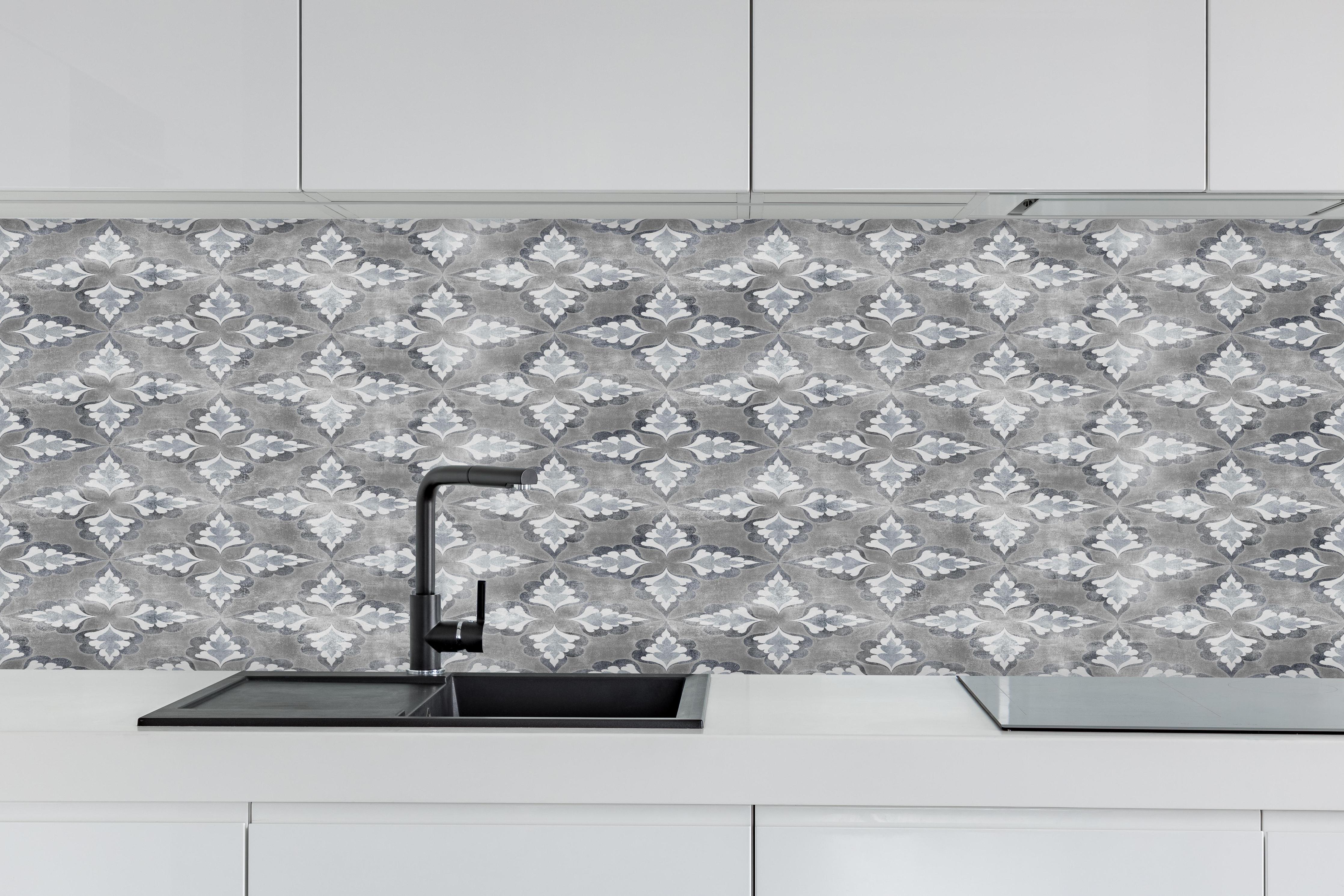 Küche - Grafisches Weiß und Grau Designer-Muster hinter weißen Hochglanz-Küchenregalen und schwarzem Wasserhahn