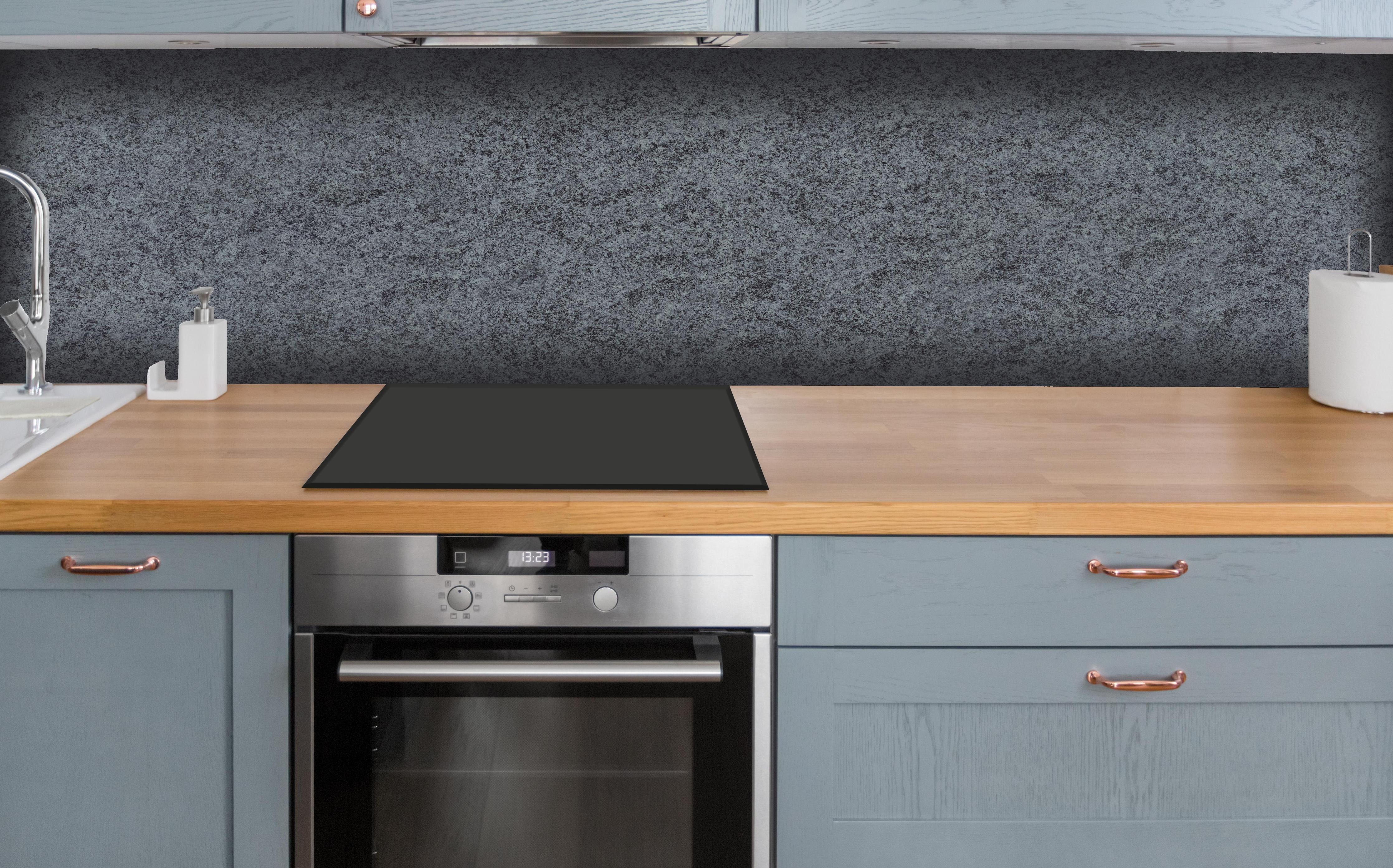 Küche - Granit Marmor Textur hinter weißen Hochglanz-Küchenregalen und schwarzem Wasserhahn