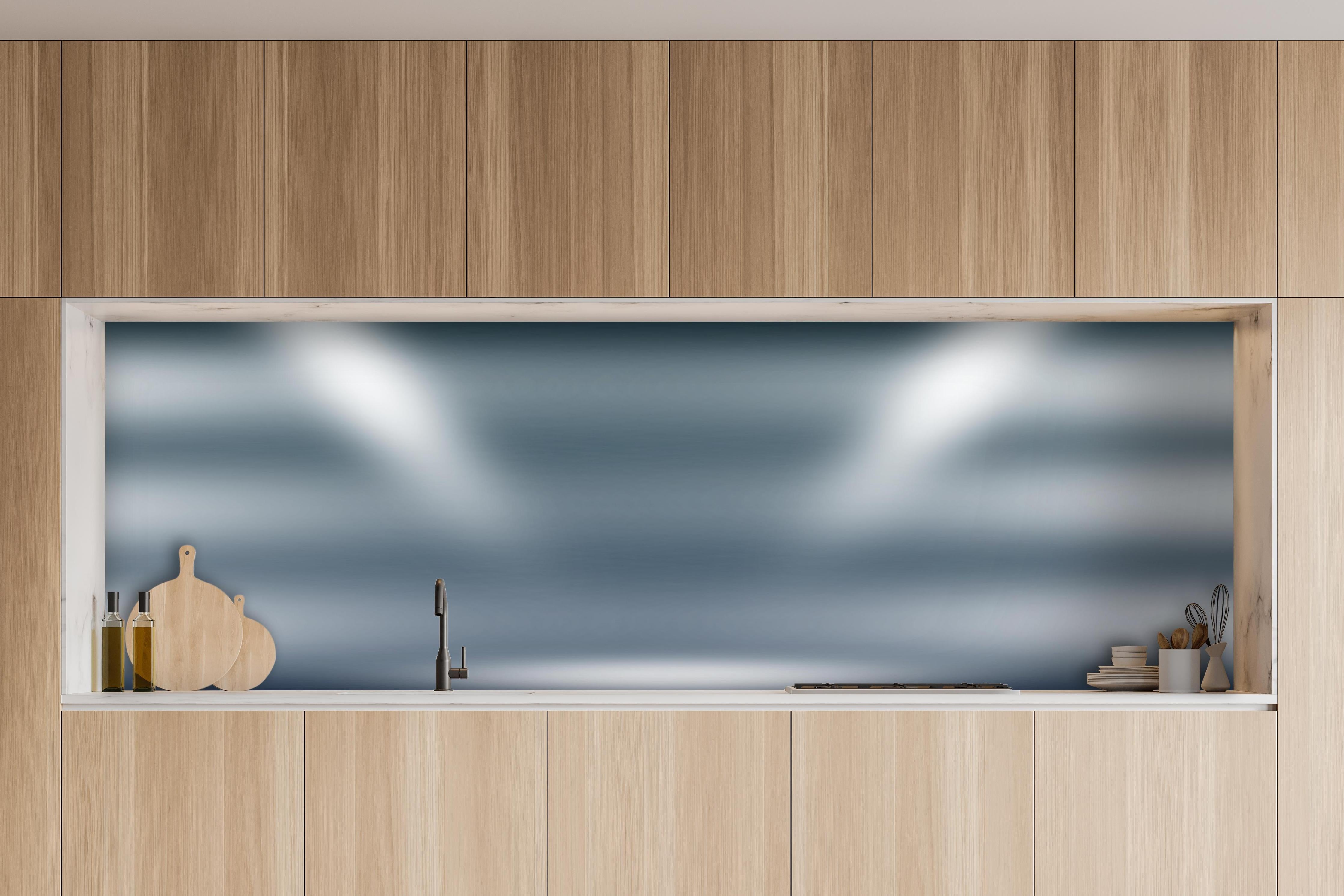 Küche - Grau-Weiße Leuchtende Abstraktion Hintergrund hinter weißen Hochglanz-Küchenregalen und schwarzem Wasserhahn