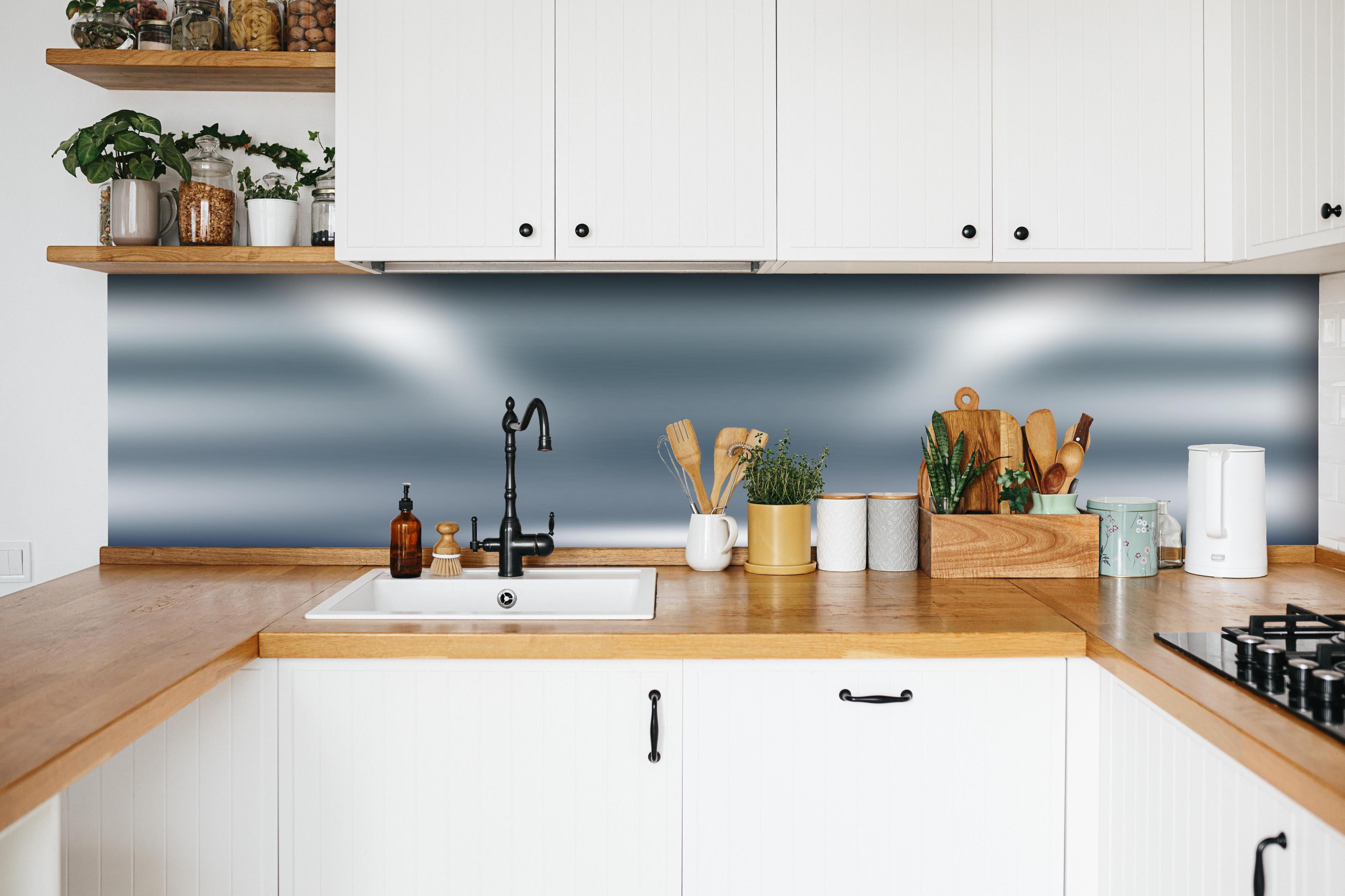 Küche - Grau-Weiße Leuchtende Abstraktion Hintergrund hinter weißen Hochglanz-Küchenregalen und schwarzem Wasserhahn