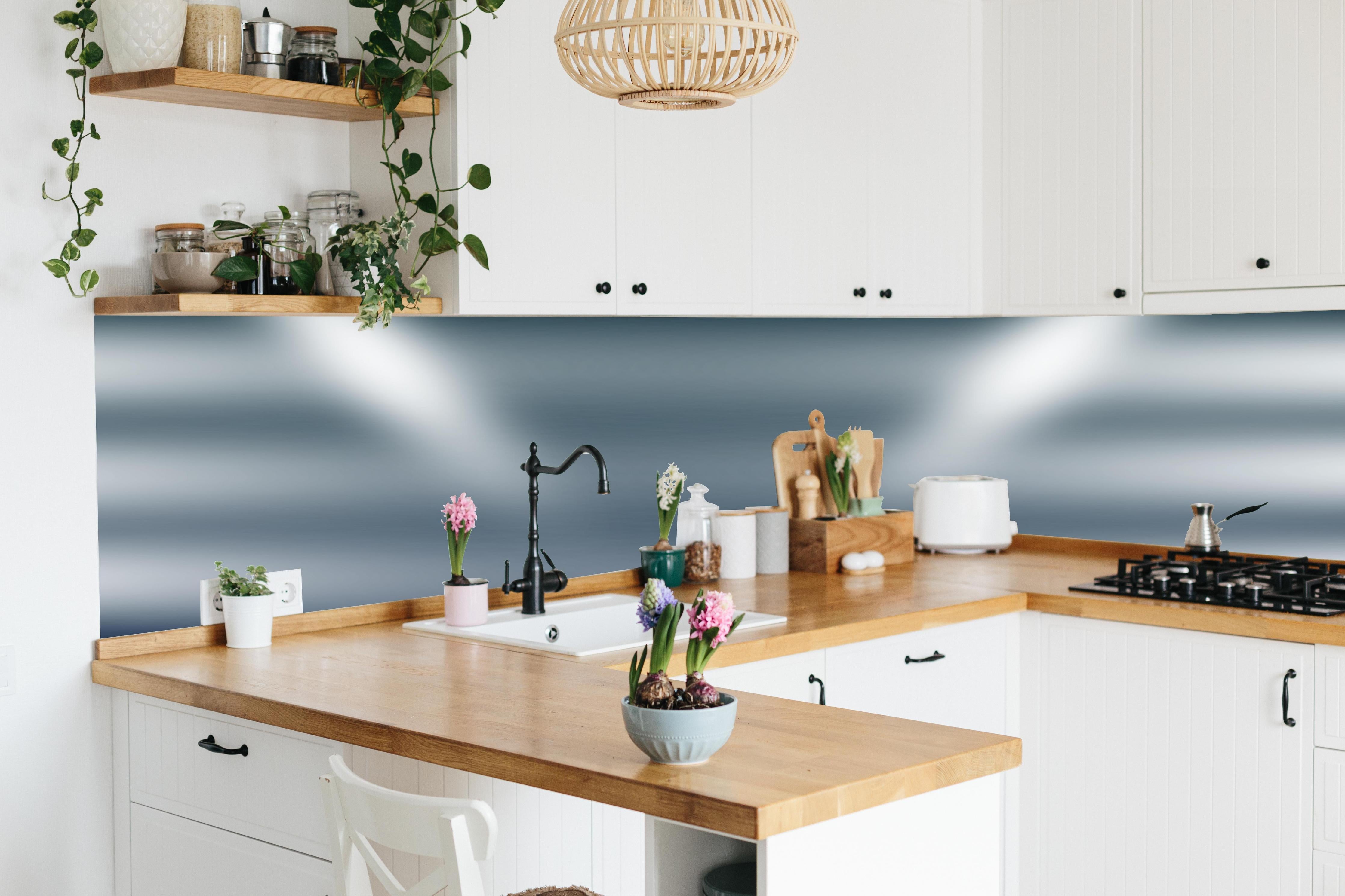 Küche - Grau-Weiße Leuchtende Abstraktion Hintergrund hinter weißen Hochglanz-Küchenregalen und schwarzem Wasserhahn