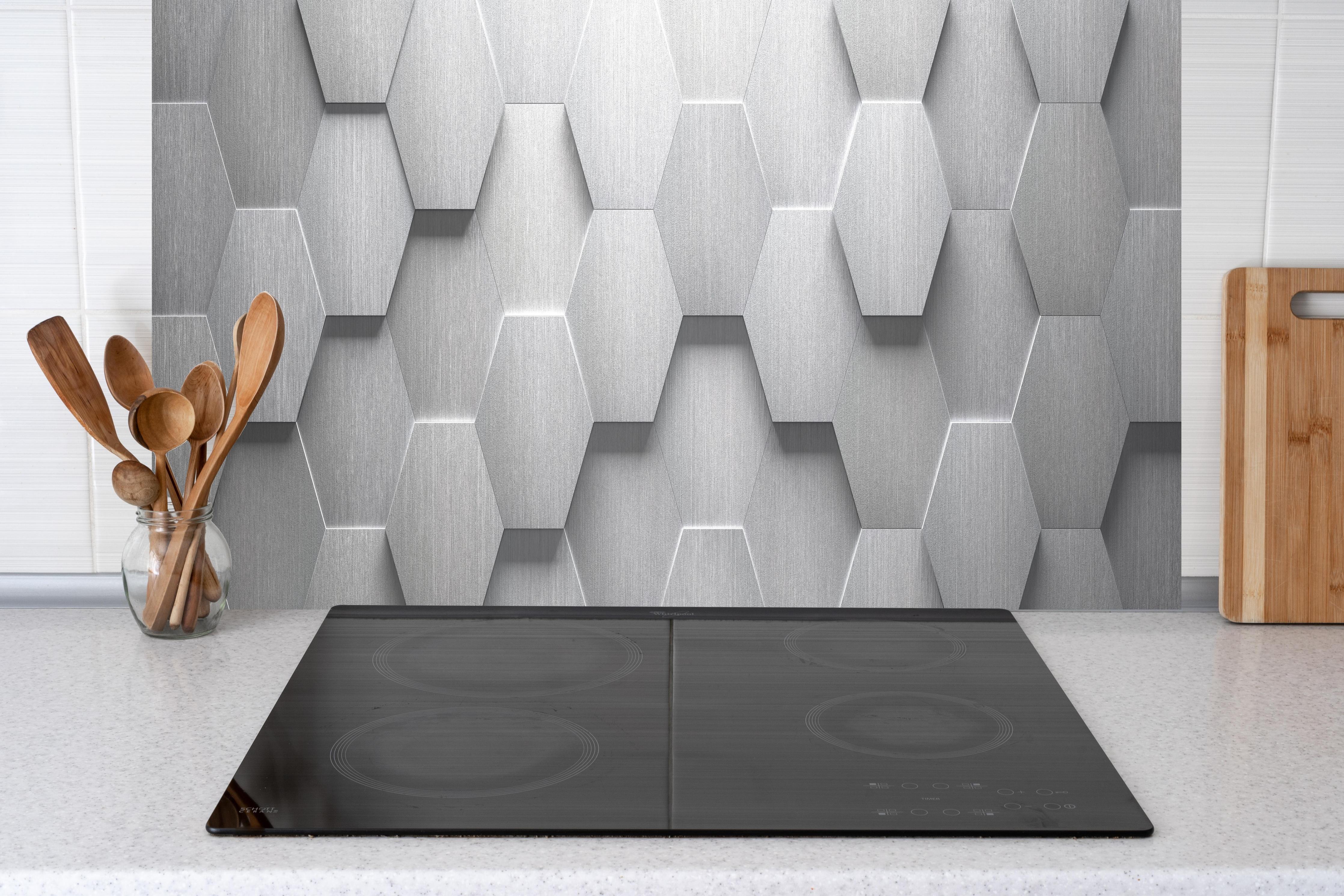 Küche - Grau-weiße Hexagon Metallstruktur 3D hinter weißen Hochglanz-Küchenregalen und schwarzem Wasserhahn