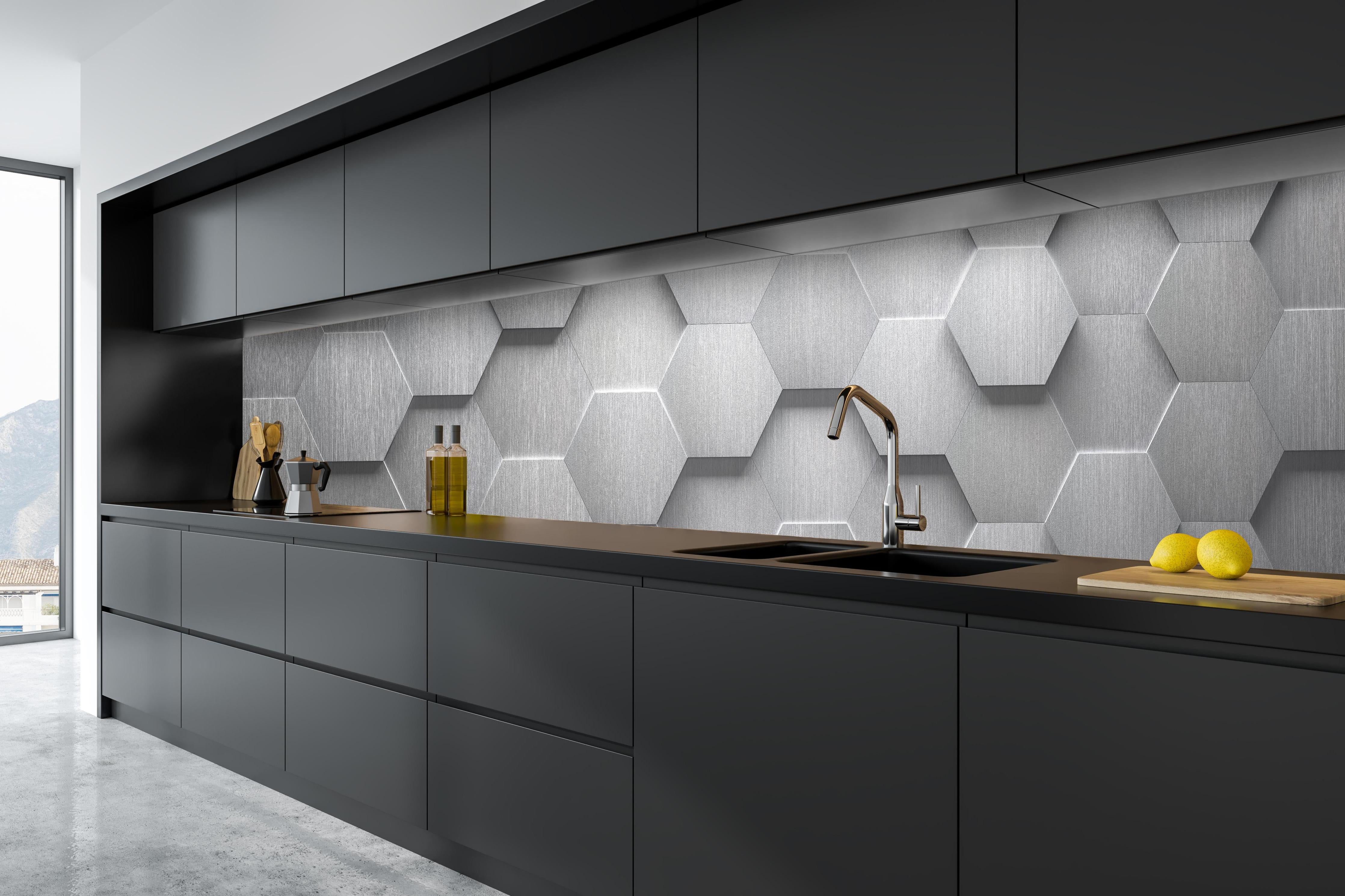 Küche - Grau-weiße Hexagon Metallstruktur 3D hinter weißen Hochglanz-Küchenregalen und schwarzem Wasserhahn