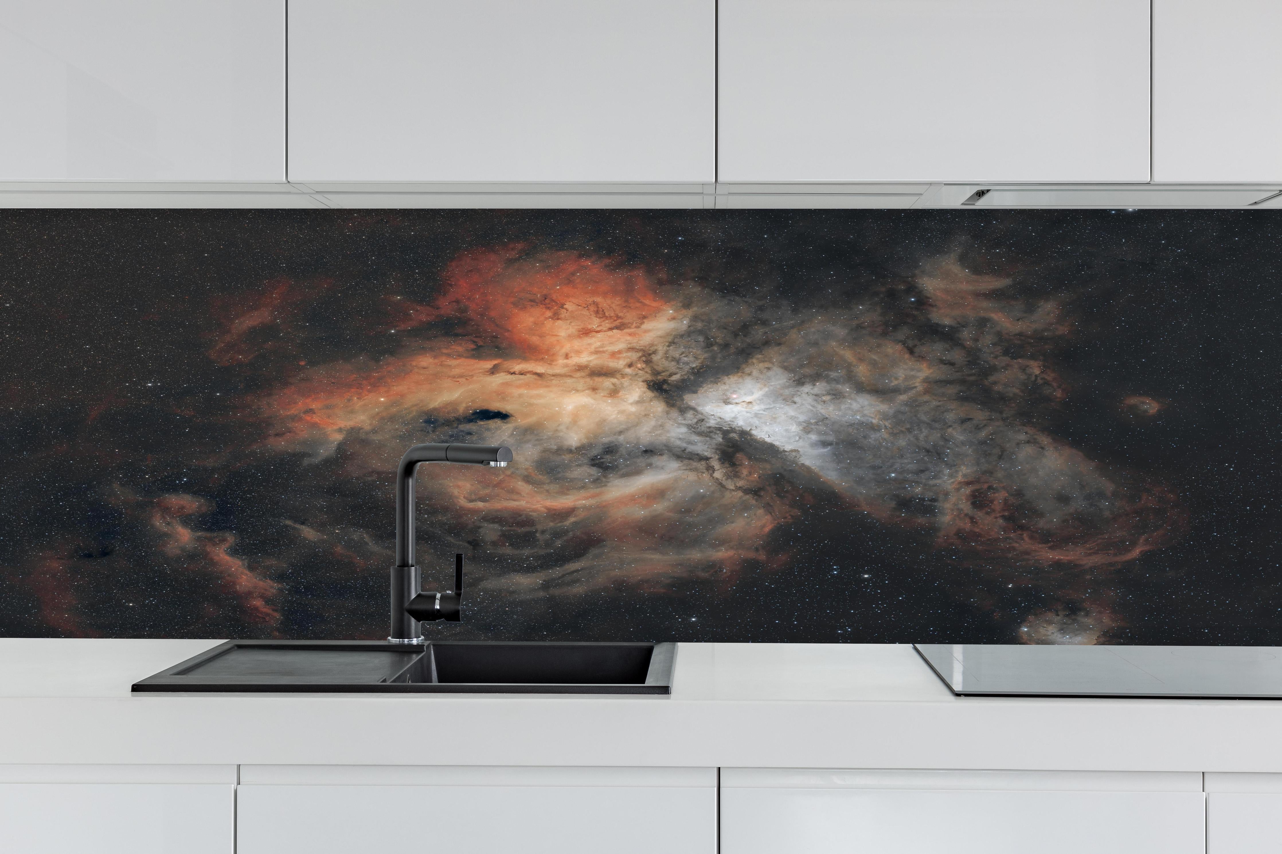 Küche - Great Carina Nebula hinter weißen Hochglanz-Küchenregalen und schwarzem Wasserhahn