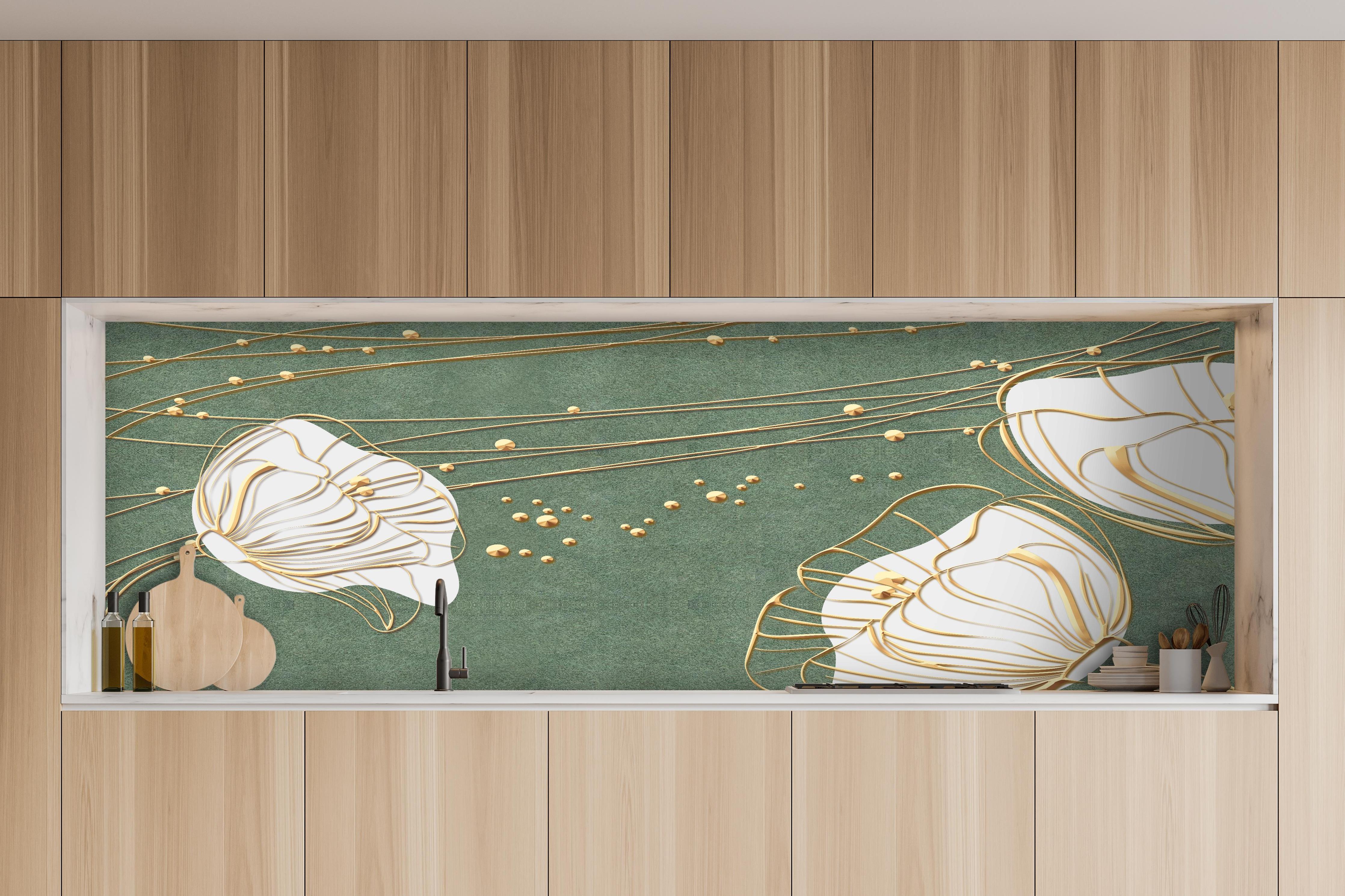 Küche - Große abstrakte Blumenkonturen Beige Grün hinter weißen Hochglanz-Küchenregalen und schwarzem Wasserhahn