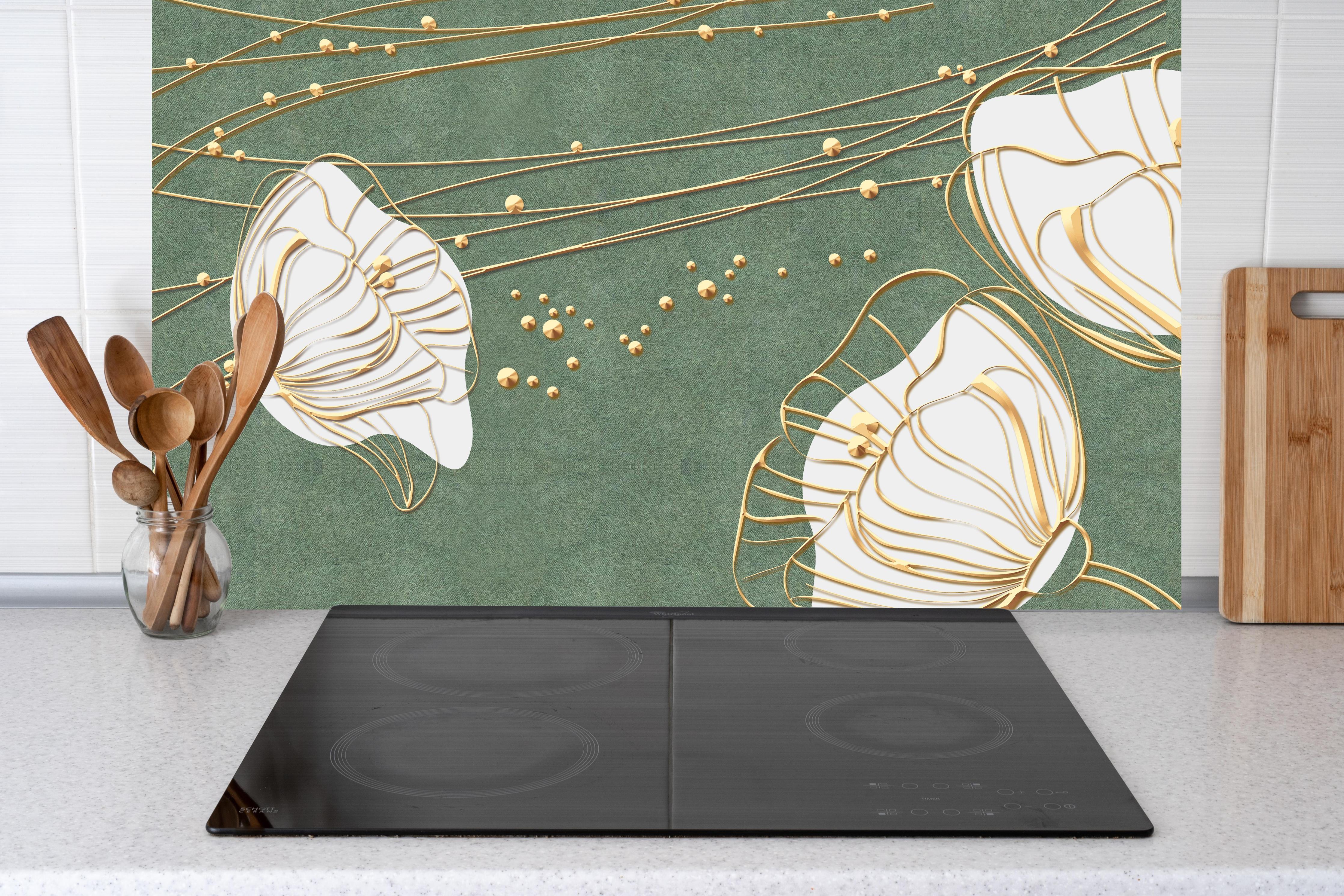 Küche - Große abstrakte Blumenkonturen Beige Grün hinter weißen Hochglanz-Küchenregalen und schwarzem Wasserhahn