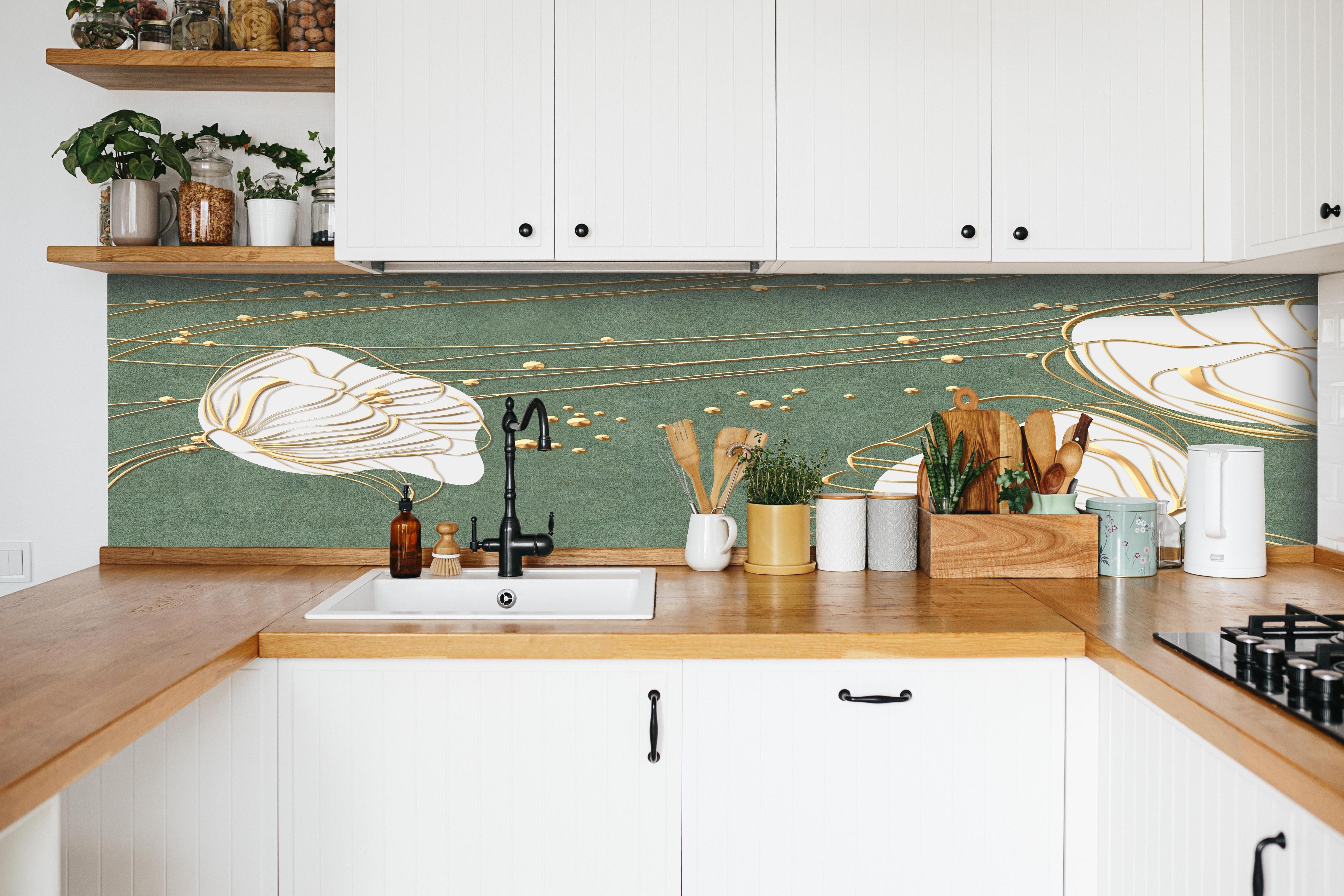 Küche - Große abstrakte Blumenkonturen Beige Grün hinter weißen Hochglanz-Küchenregalen und schwarzem Wasserhahn