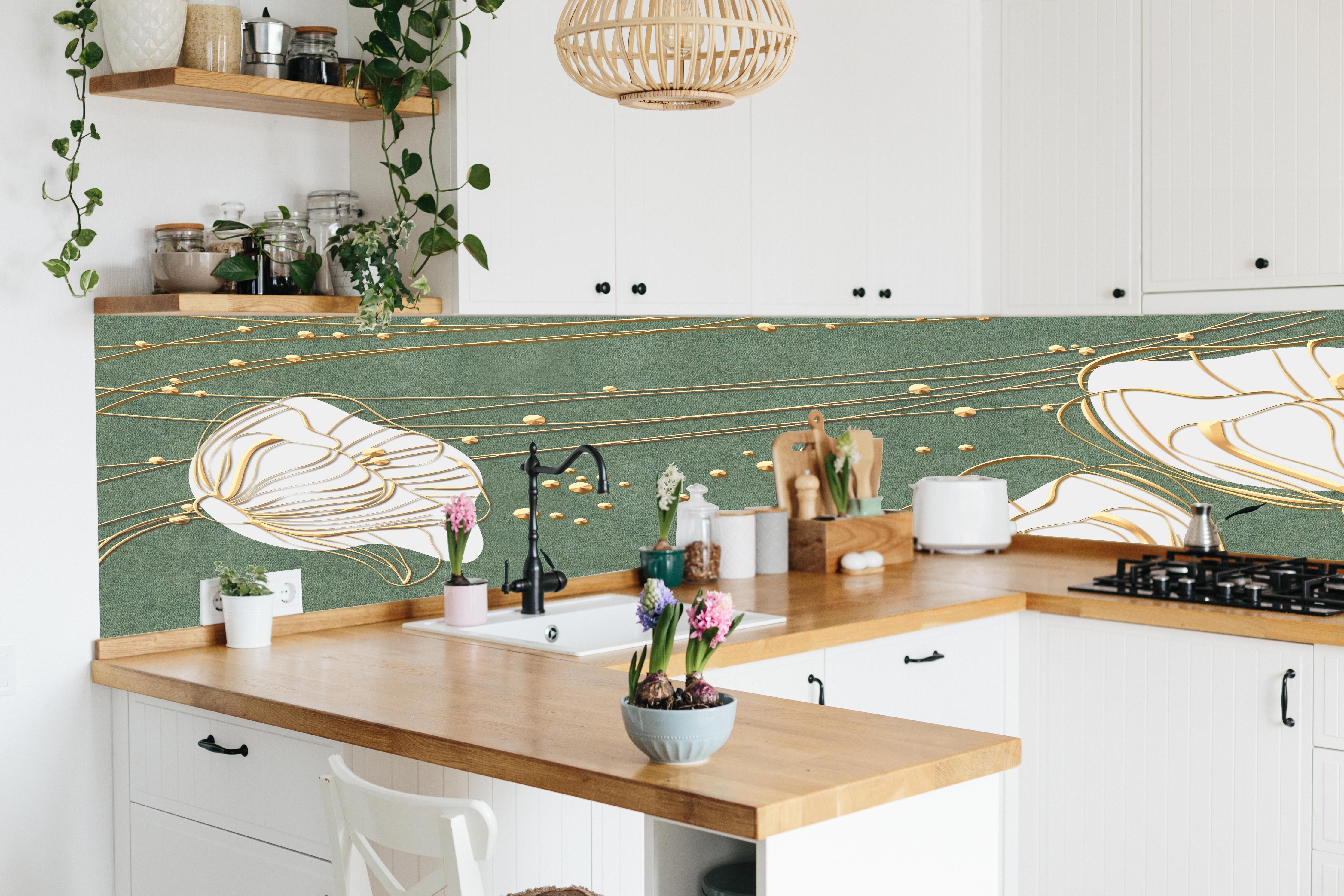 Küche - Große abstrakte Blumenkonturen Beige Grün hinter weißen Hochglanz-Küchenregalen und schwarzem Wasserhahn