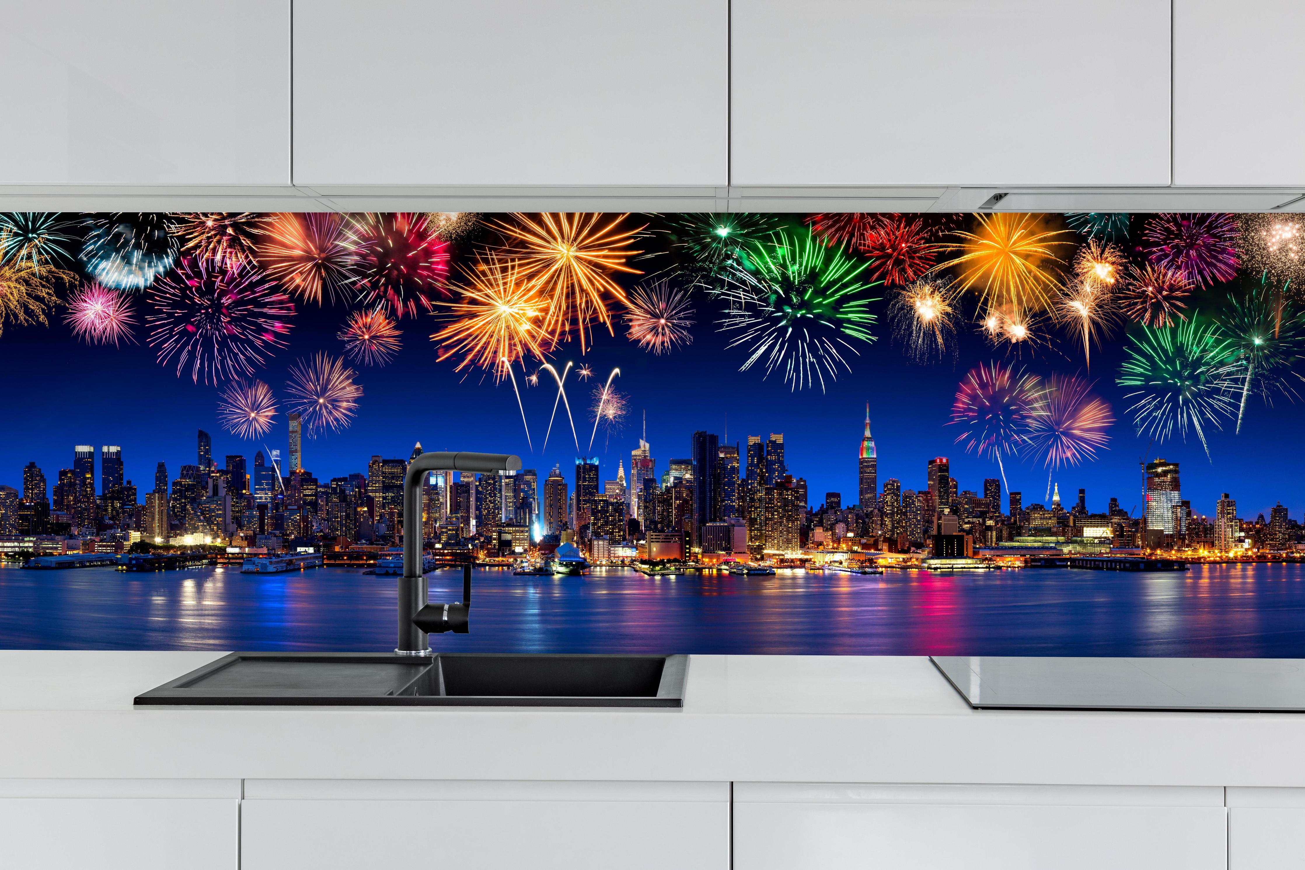 Küche - Großes Feuerwerk in New York hinter weißen Hochglanz-Küchenregalen und schwarzem Wasserhahn