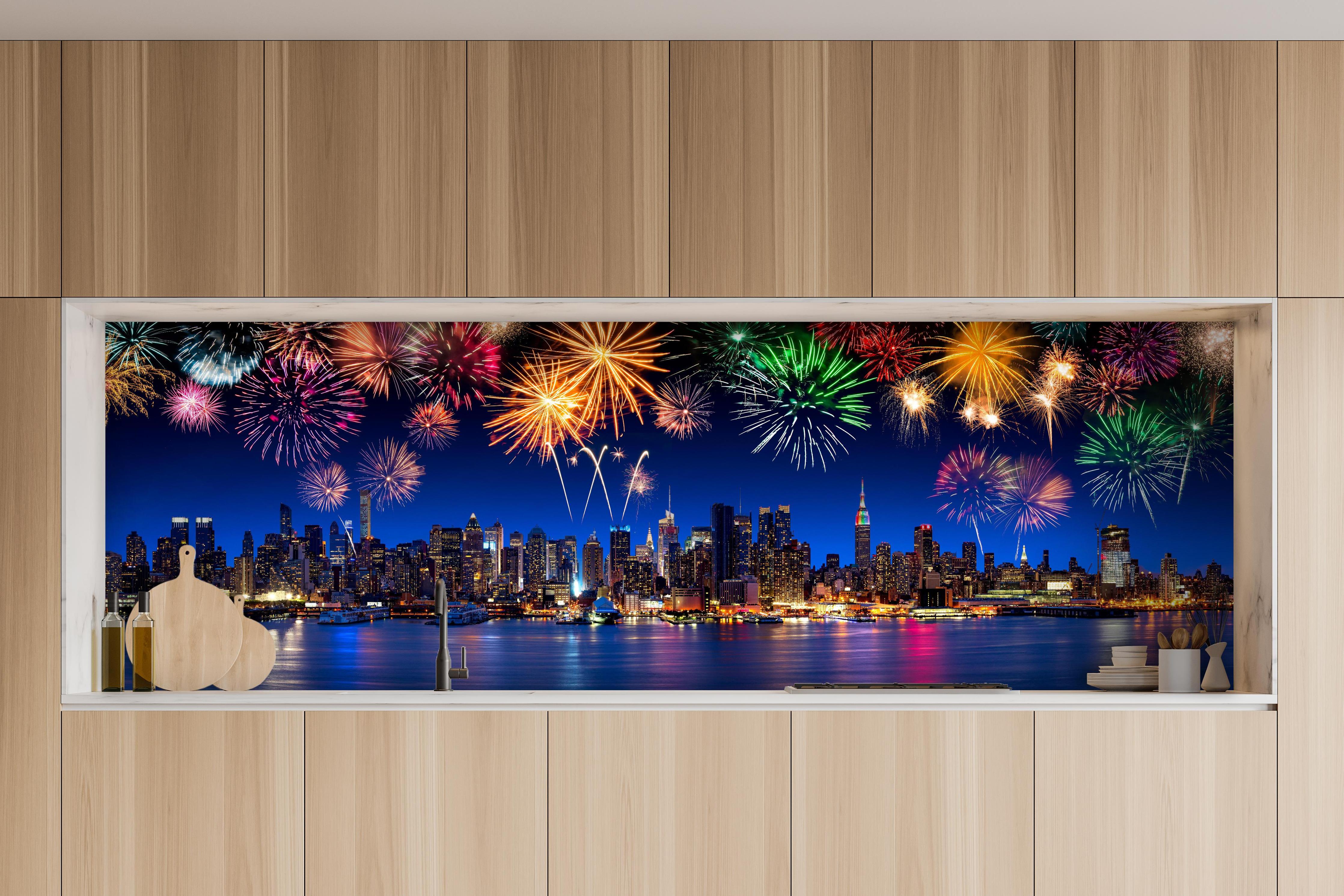 Küche - Großes Feuerwerk in New York hinter weißen Hochglanz-Küchenregalen und schwarzem Wasserhahn