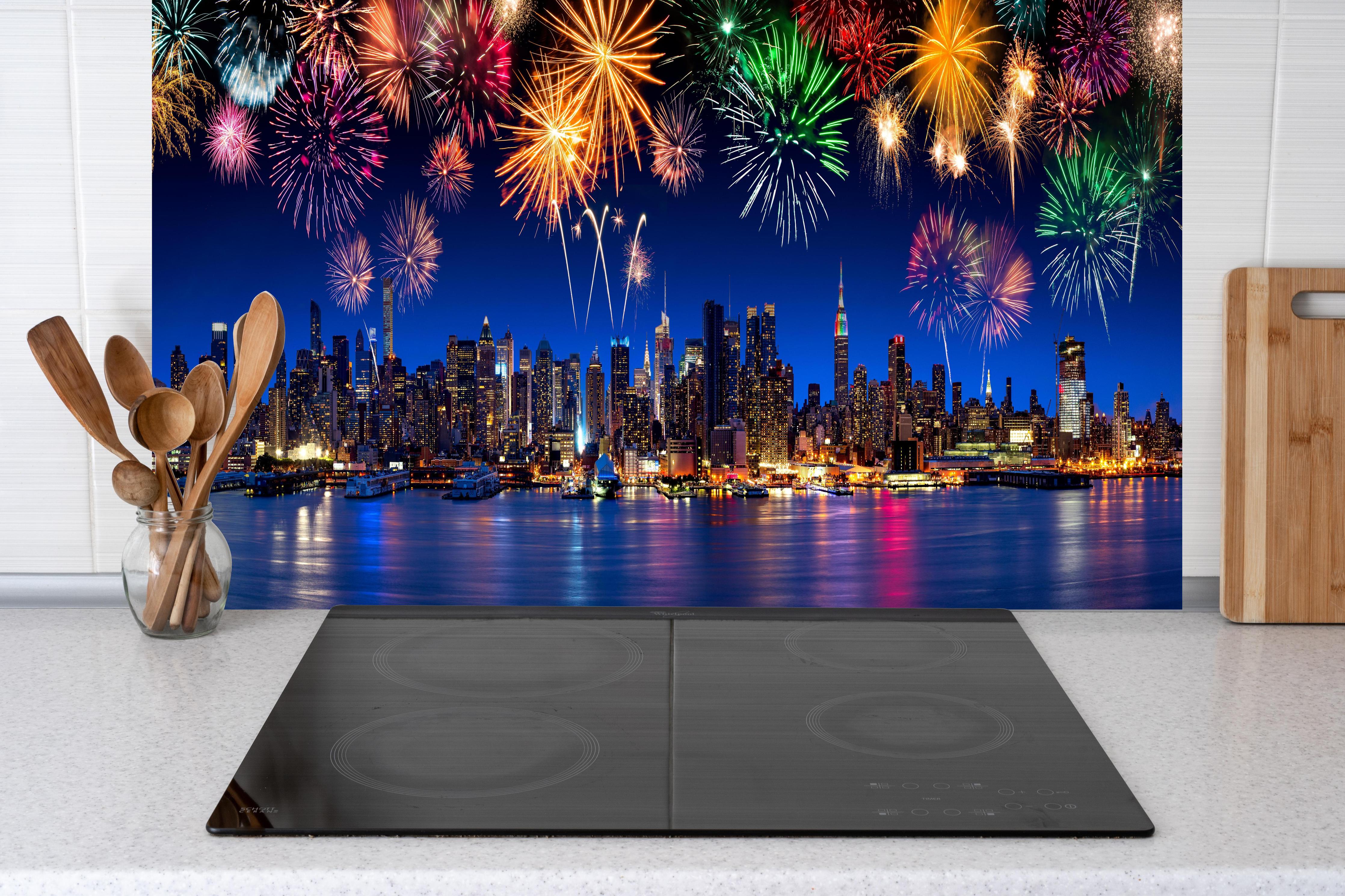 Küche - Großes Feuerwerk in New York hinter weißen Hochglanz-Küchenregalen und schwarzem Wasserhahn
