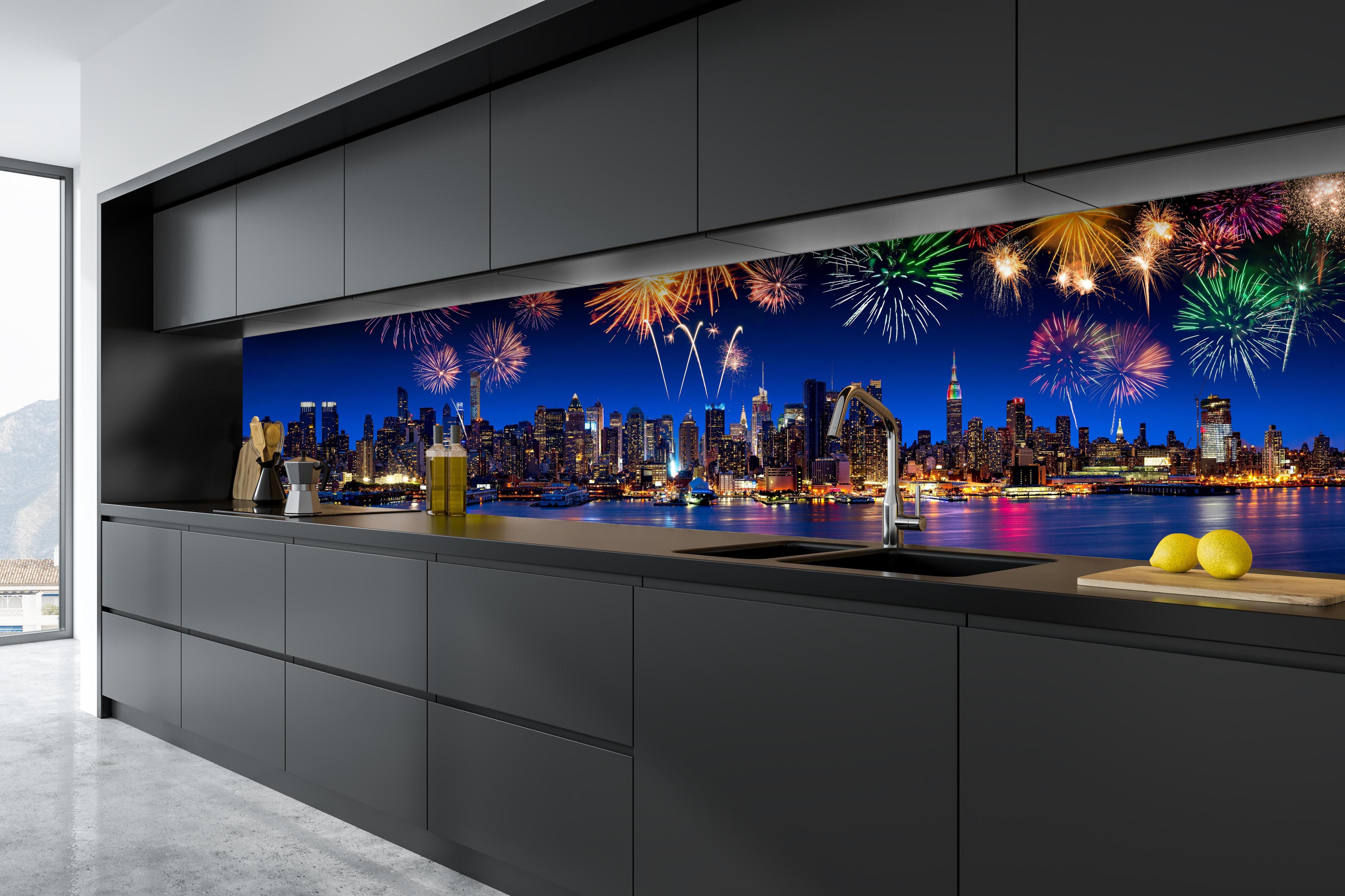 Küche - Großes Feuerwerk in New York hinter weißen Hochglanz-Küchenregalen und schwarzem Wasserhahn