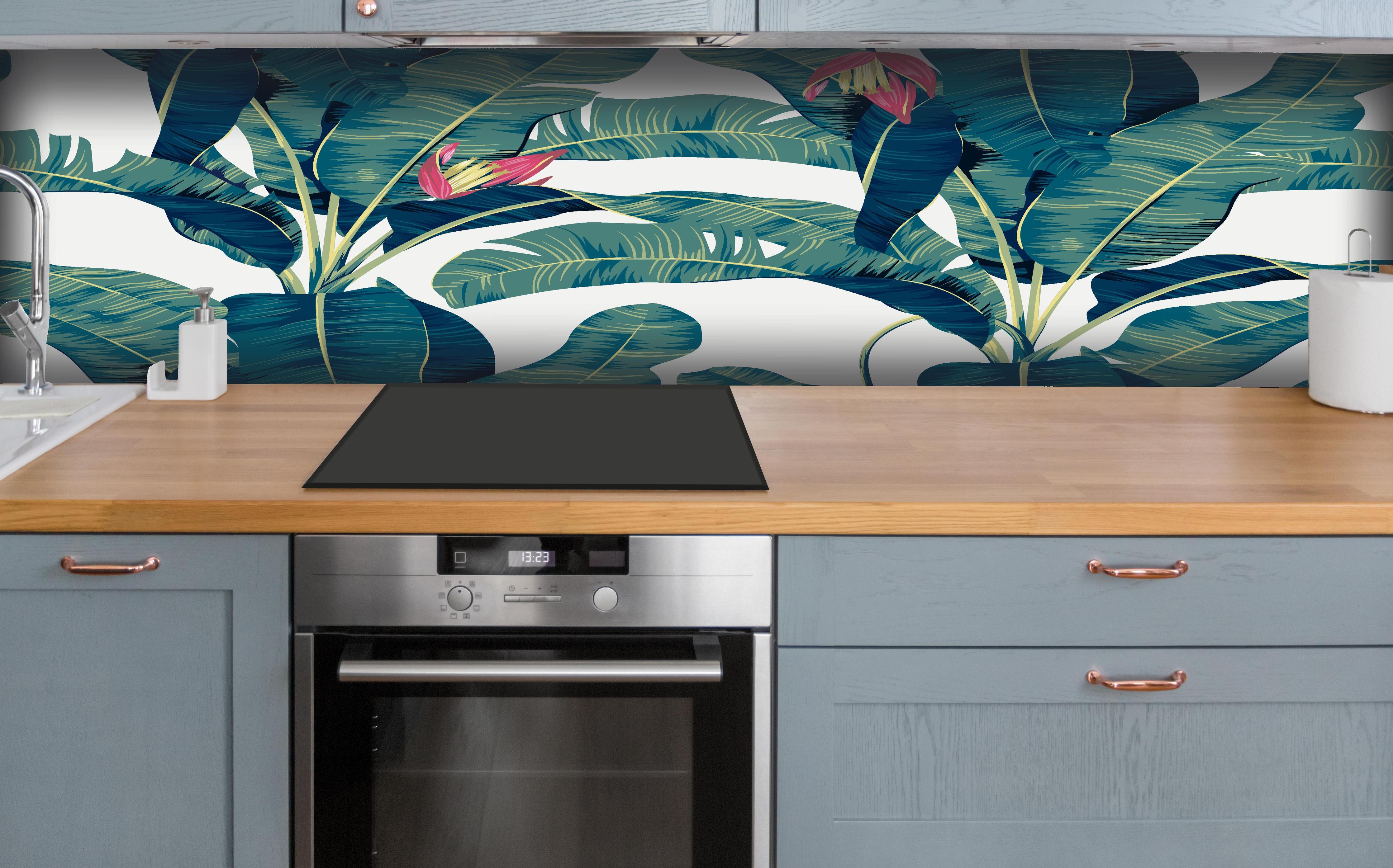 Küche - Grüne Exotische Bananenblätter Illustration hinter weißen Hochglanz-Küchenregalen und schwarzem Wasserhahn