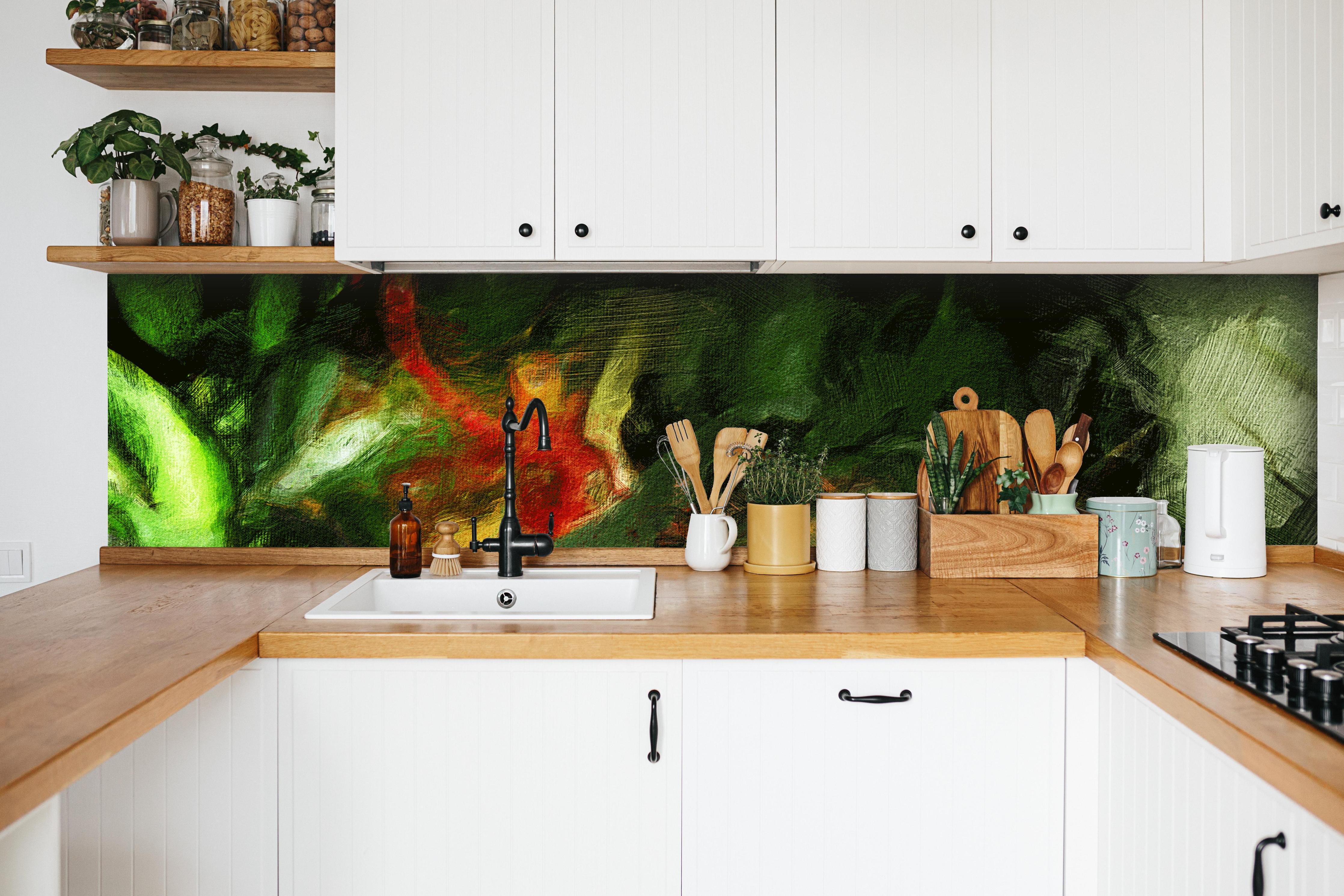 Küche - Grünes surreales Muster digitale Ölmalerei hinter weißen Hochglanz-Küchenregalen und schwarzem Wasserhahn