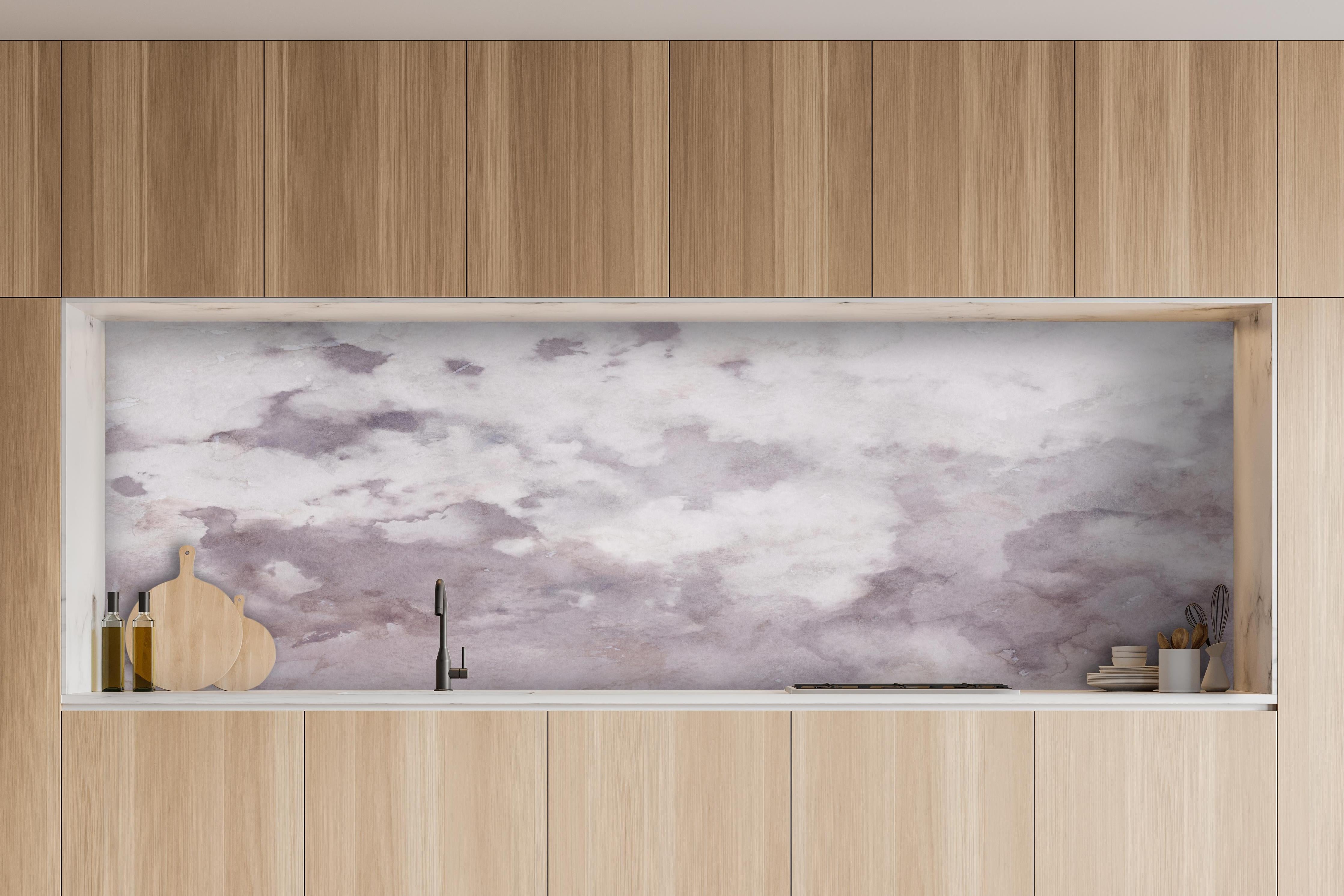 Küche - Grunges Design - Aquarellmalerei hinter weißen Hochglanz-Küchenregalen und schwarzem Wasserhahn