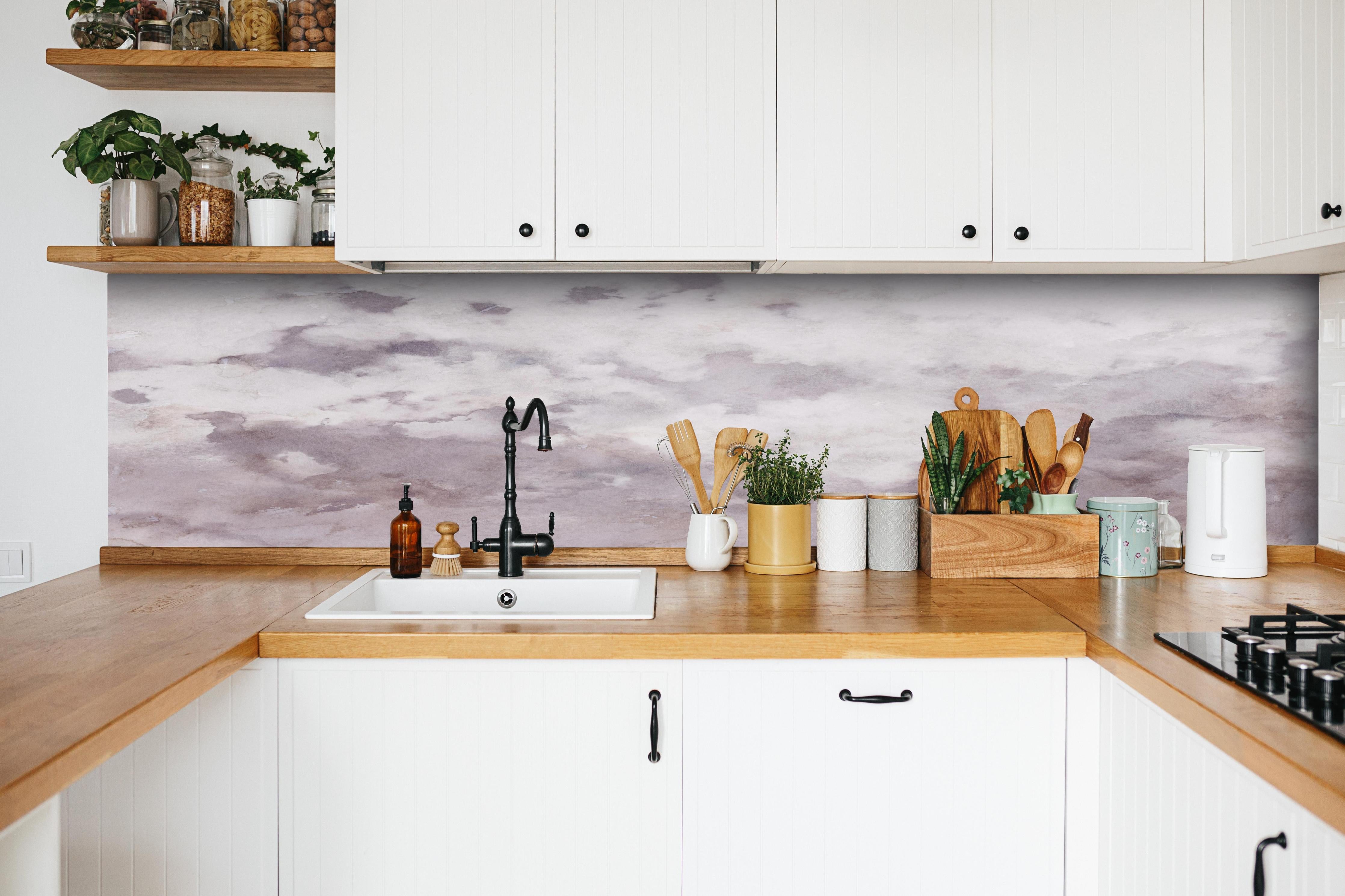 Küche - Grunges Design - Aquarellmalerei hinter weißen Hochglanz-Küchenregalen und schwarzem Wasserhahn