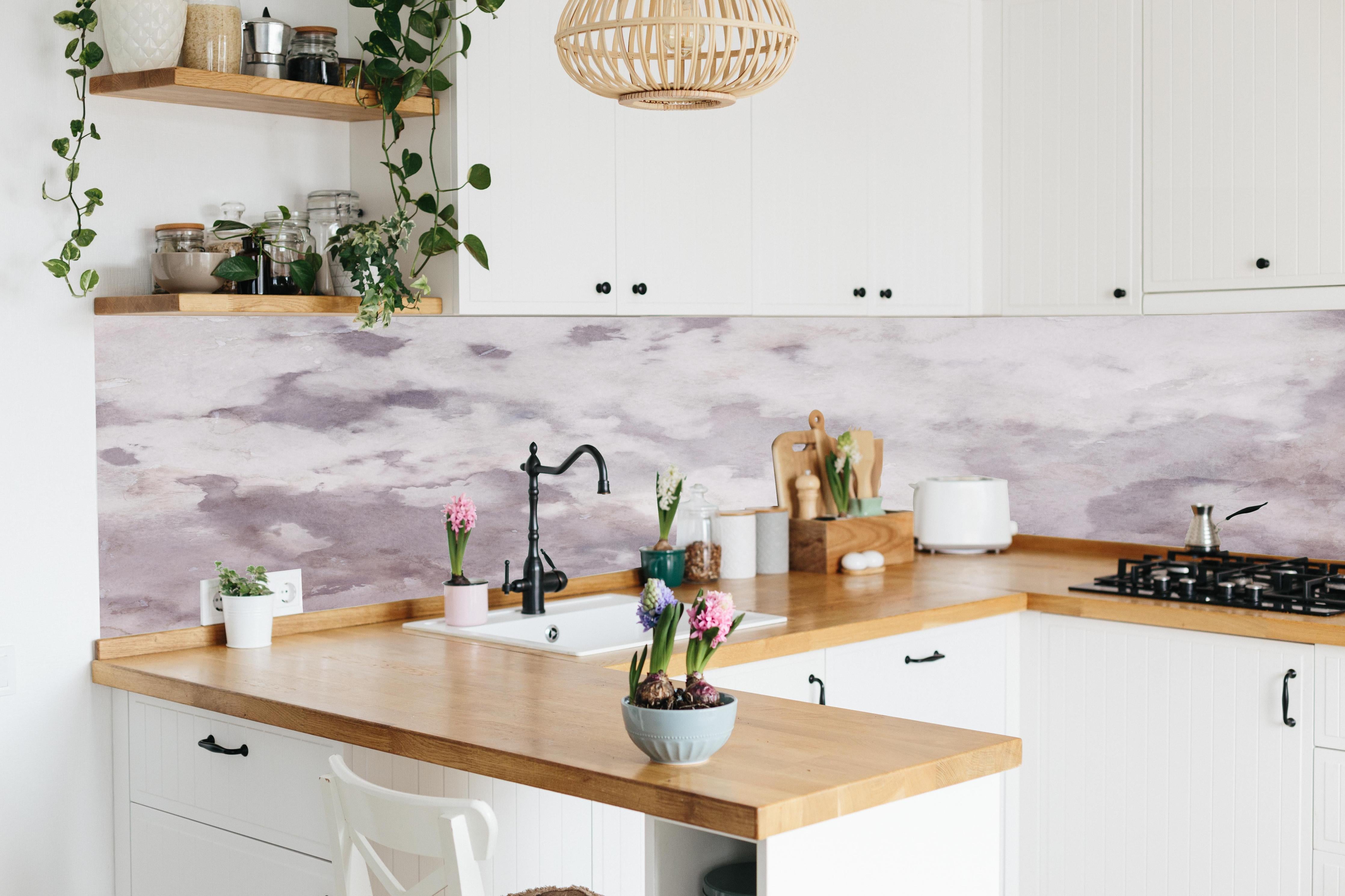 Küche - Grunges Design - Aquarellmalerei hinter weißen Hochglanz-Küchenregalen und schwarzem Wasserhahn