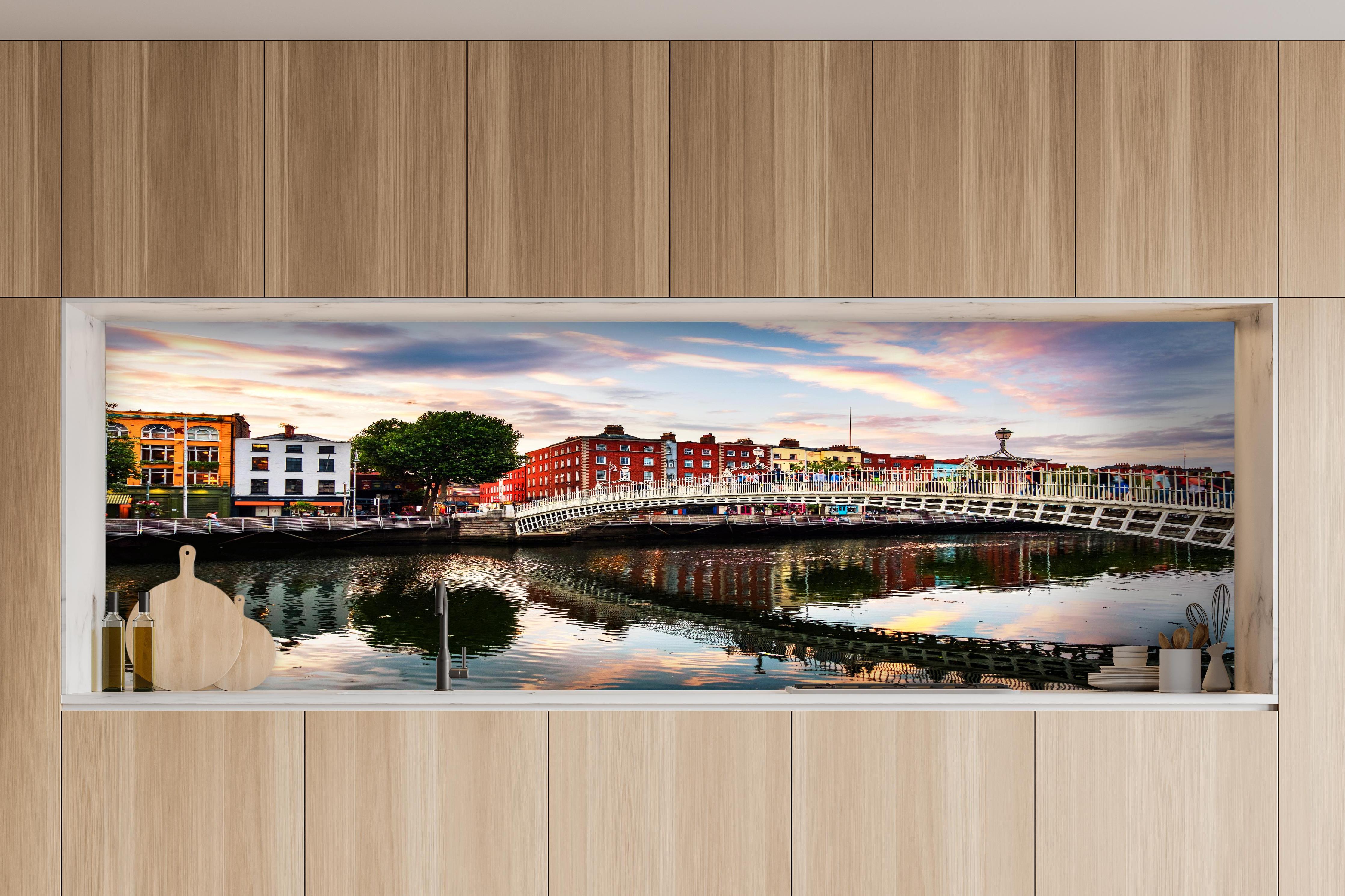 Küche - Ha Penny Bridge - Dublin hinter weißen Hochglanz-Küchenregalen und schwarzem Wasserhahn