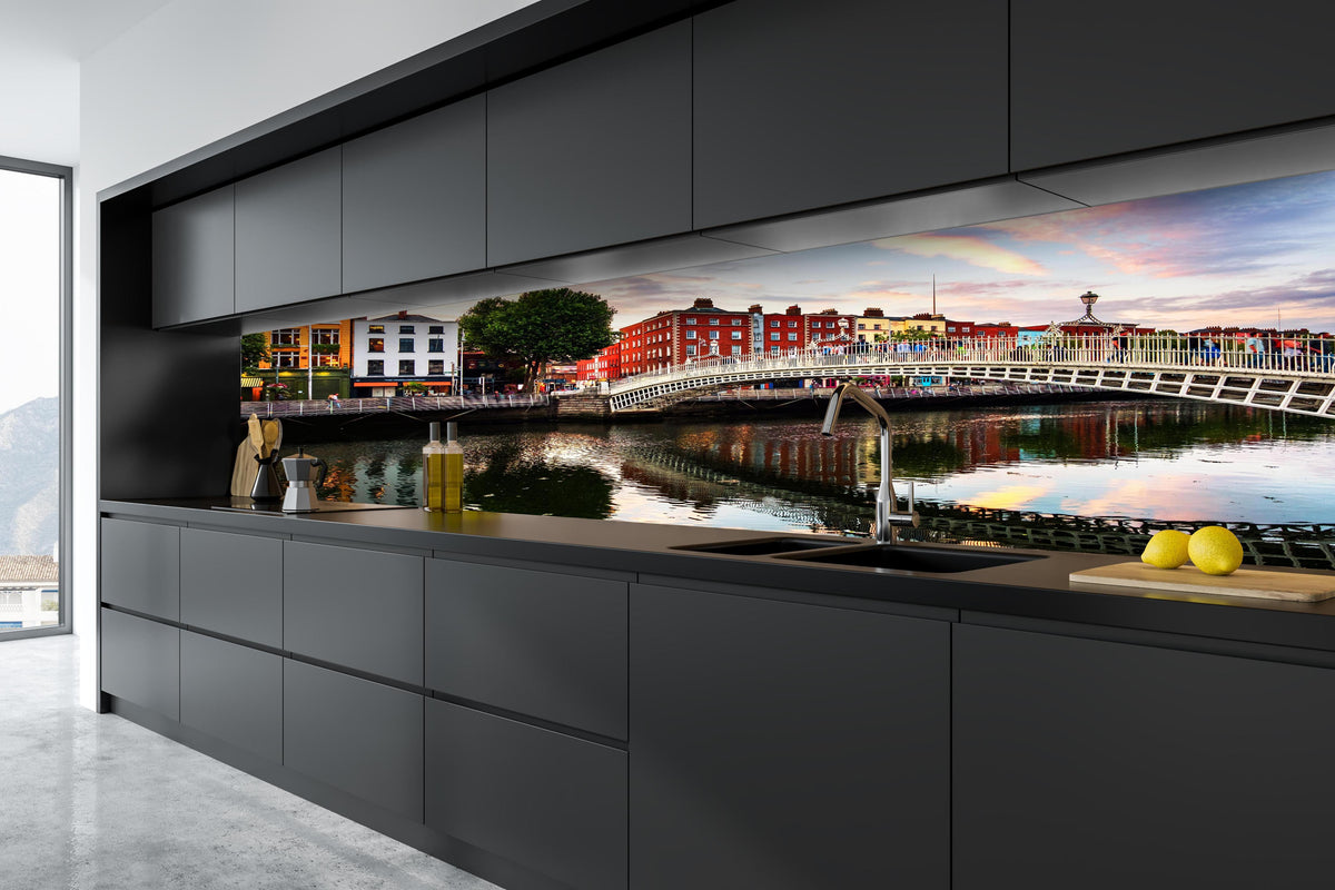 Küche - Ha Penny Bridge - Dublin hinter weißen Hochglanz-Küchenregalen und schwarzem Wasserhahn