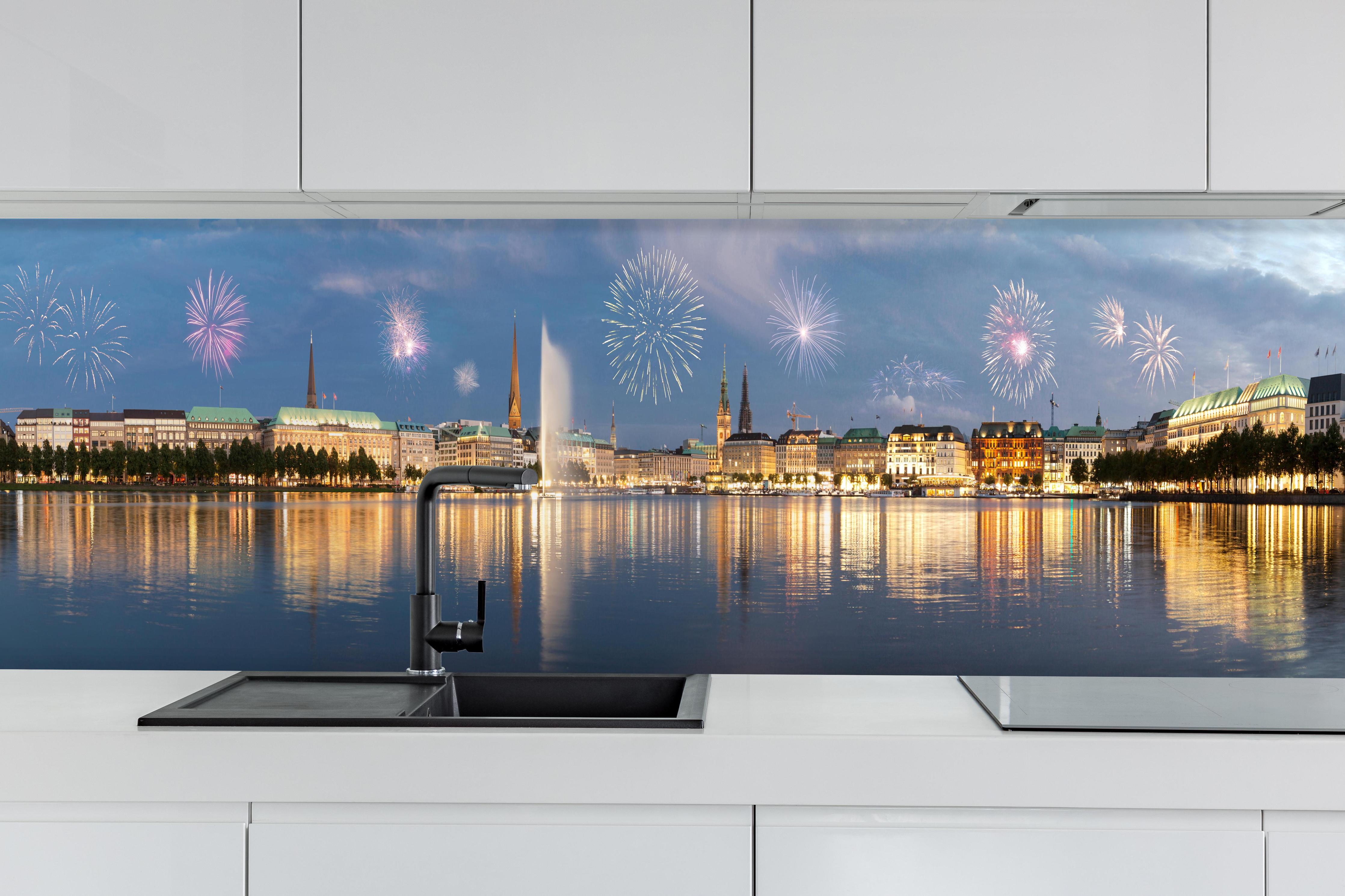 Küche - Hamburg zu Silvester hinter weißen Hochglanz-Küchenregalen und schwarzem Wasserhahn