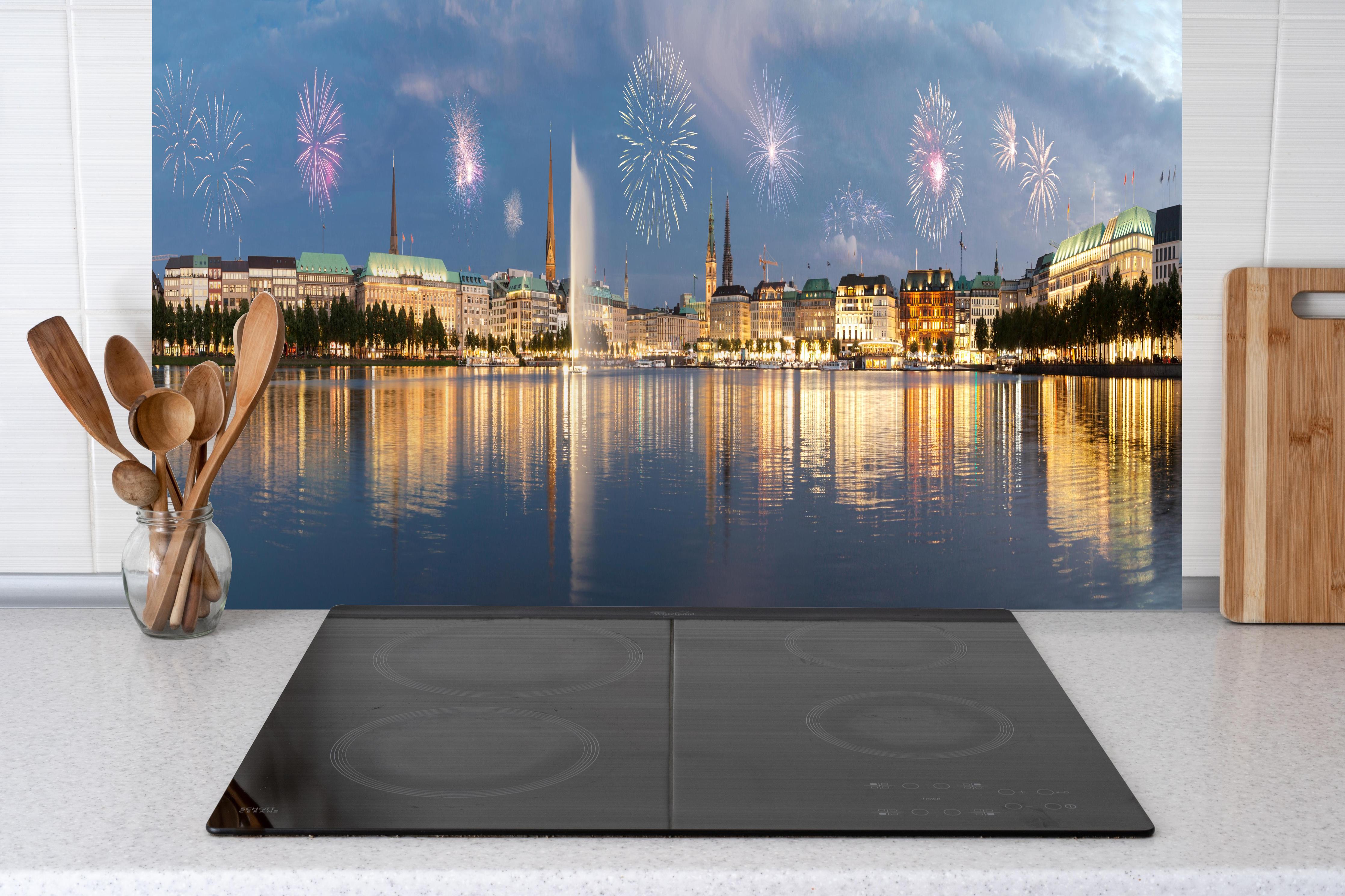 Küche - Hamburg zu Silvester hinter weißen Hochglanz-Küchenregalen und schwarzem Wasserhahn