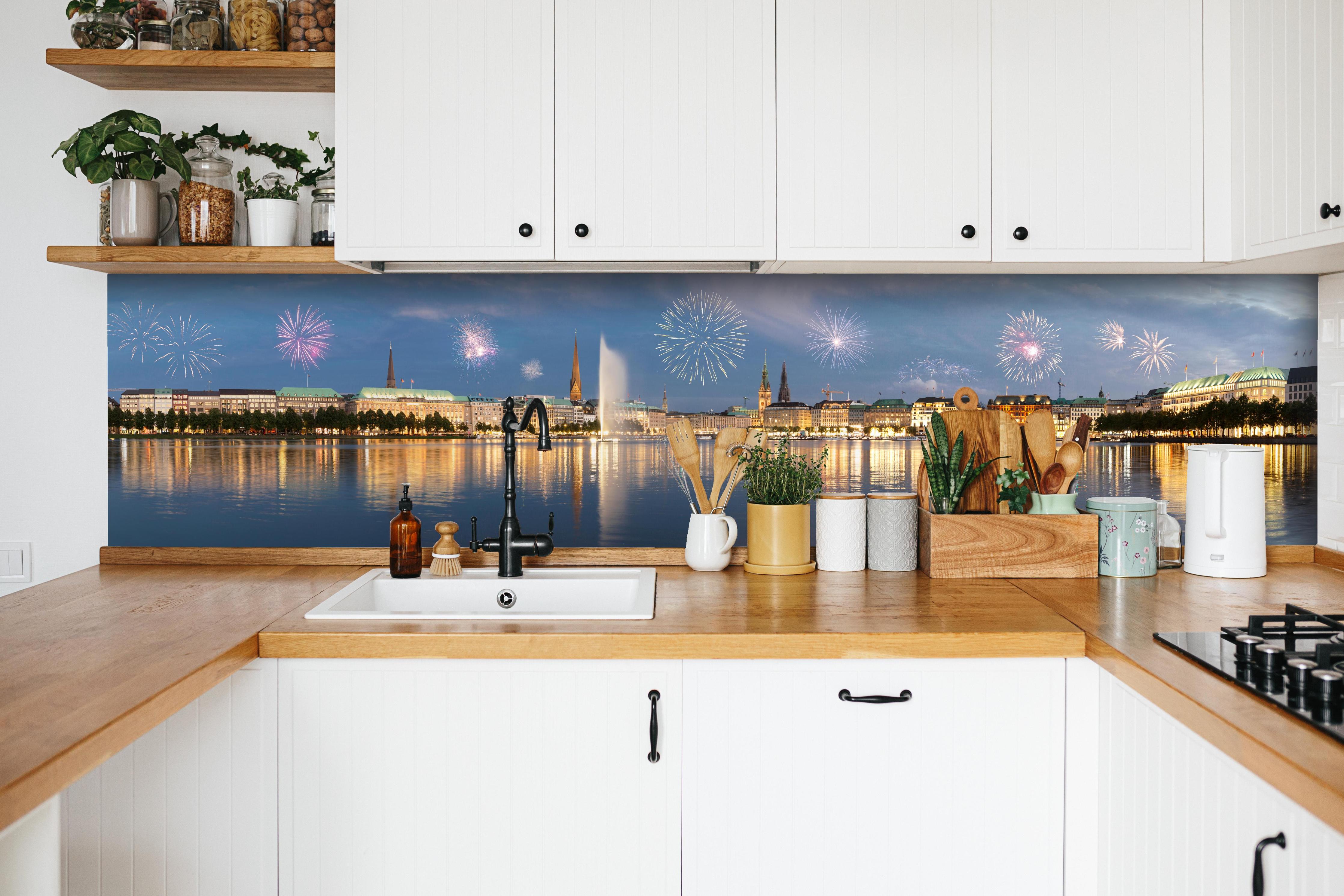 Küche - Hamburg zu Silvester hinter weißen Hochglanz-Küchenregalen und schwarzem Wasserhahn