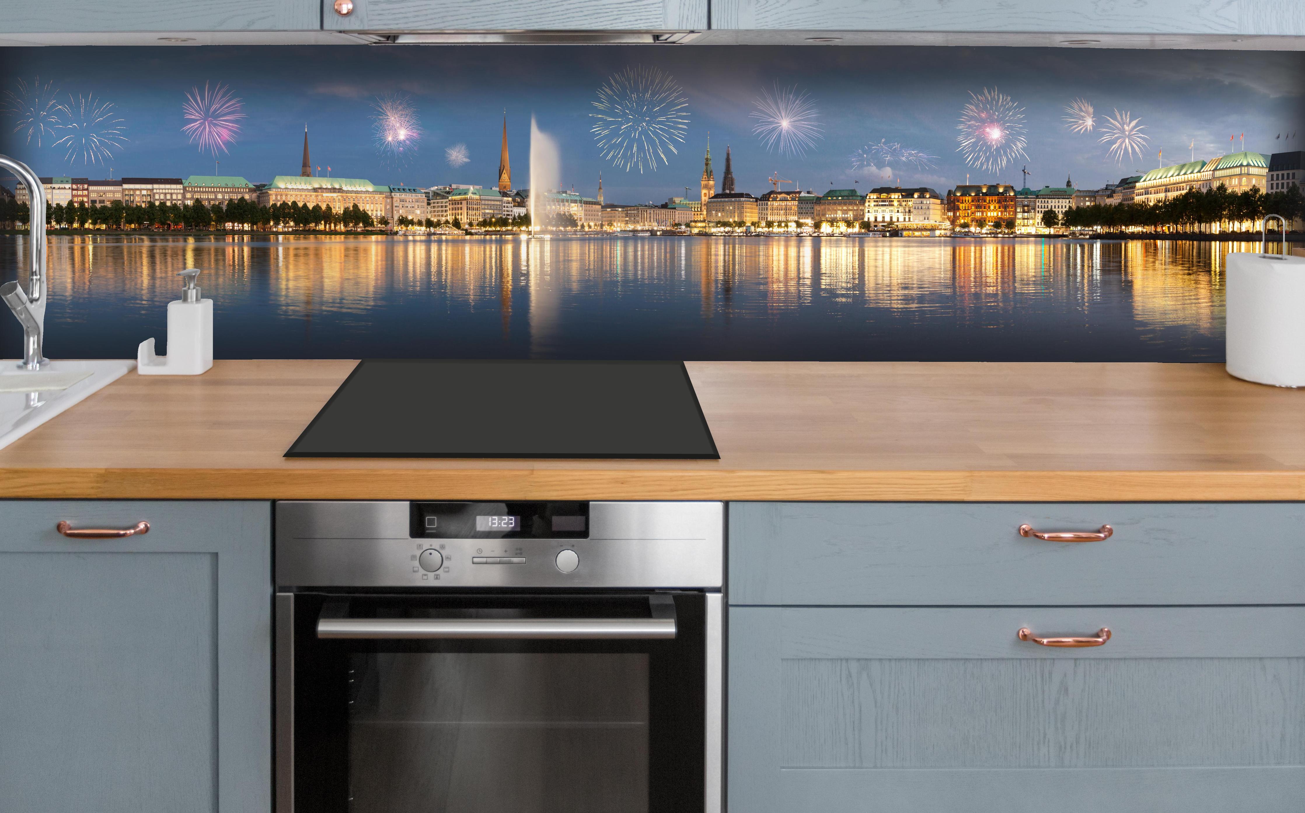 Küche - Hamburg zu Silvester hinter weißen Hochglanz-Küchenregalen und schwarzem Wasserhahn