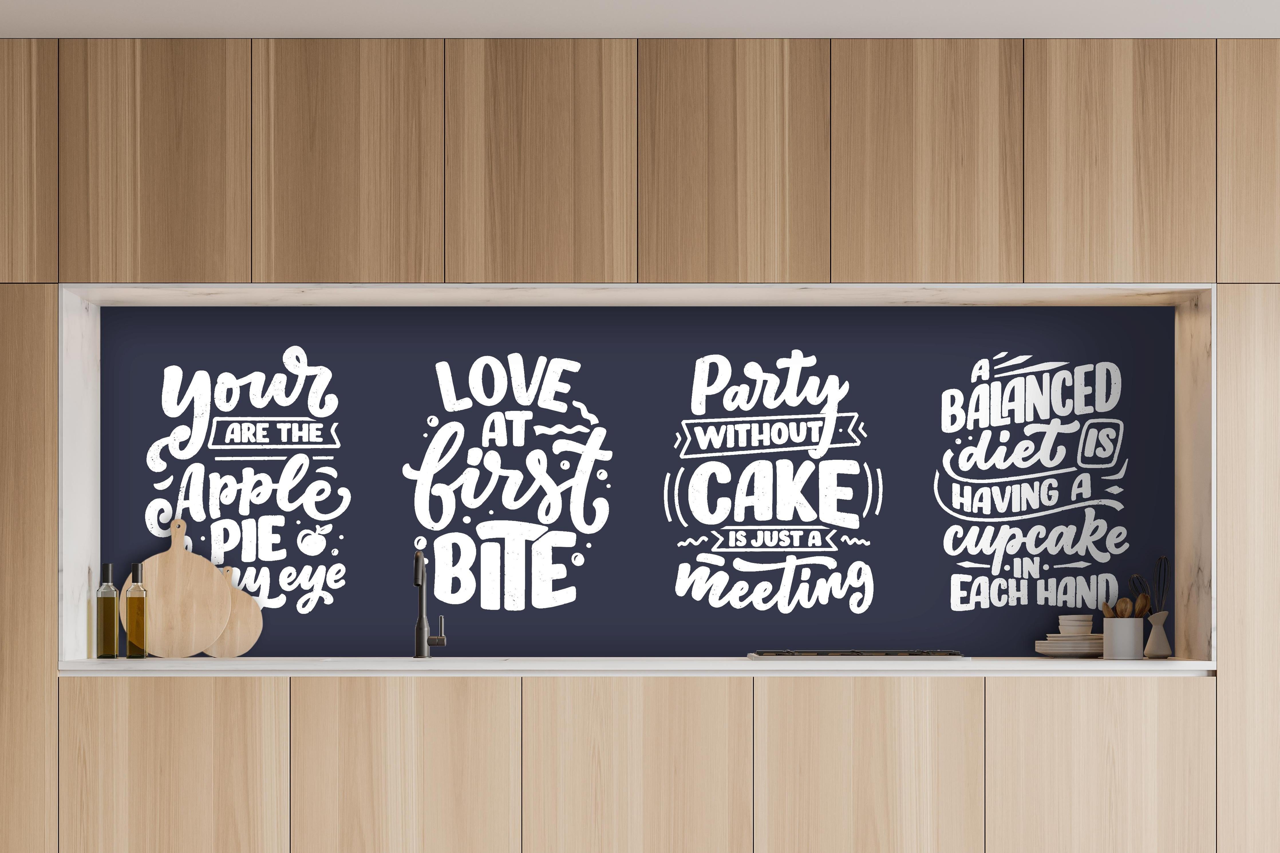 Küche - Handgeschriebene Sprüche in Weiß auf Dunkelblau hinter weißen Hochglanz-Küchenregalen und schwarzem Wasserhahn