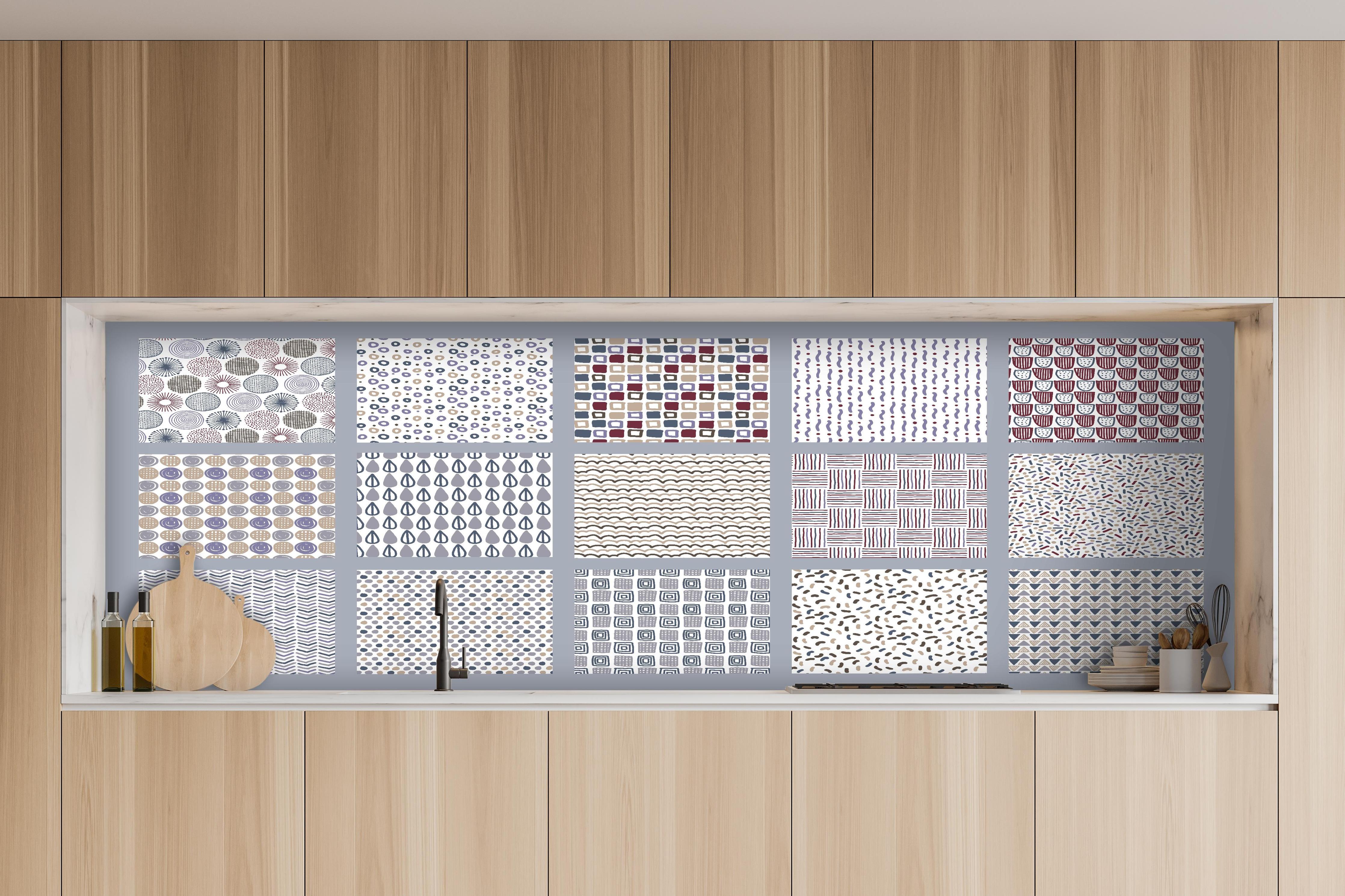 Küche - Handgezeichnet Skandinavischer Stil Abstrakte Muster hinter weißen Hochglanz-Küchenregalen und schwarzem Wasserhahn