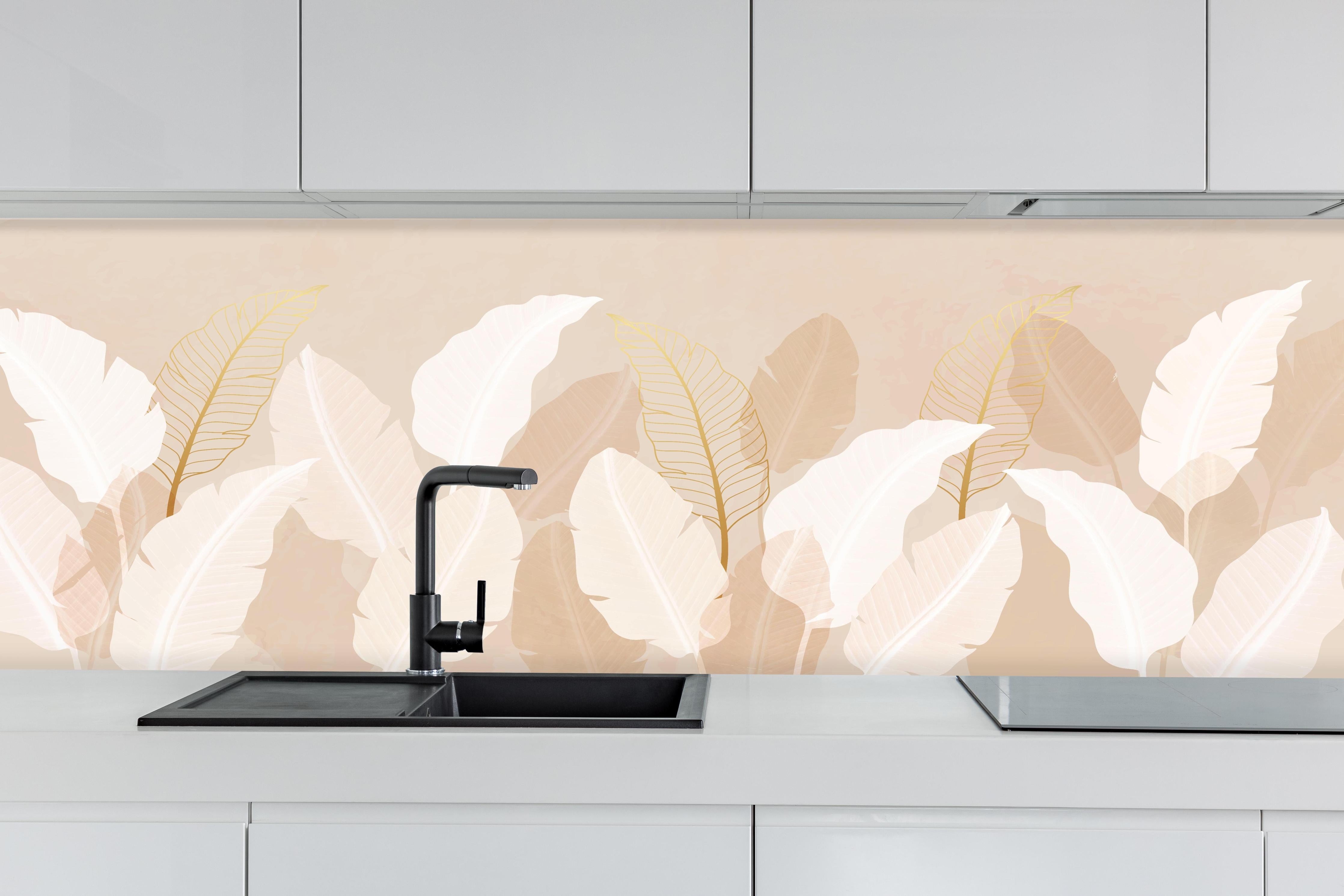 Küche - Harmonische Pastellblätter Design Kunstwerk hinter weißen Hochglanz-Küchenregalen und schwarzem Wasserhahn