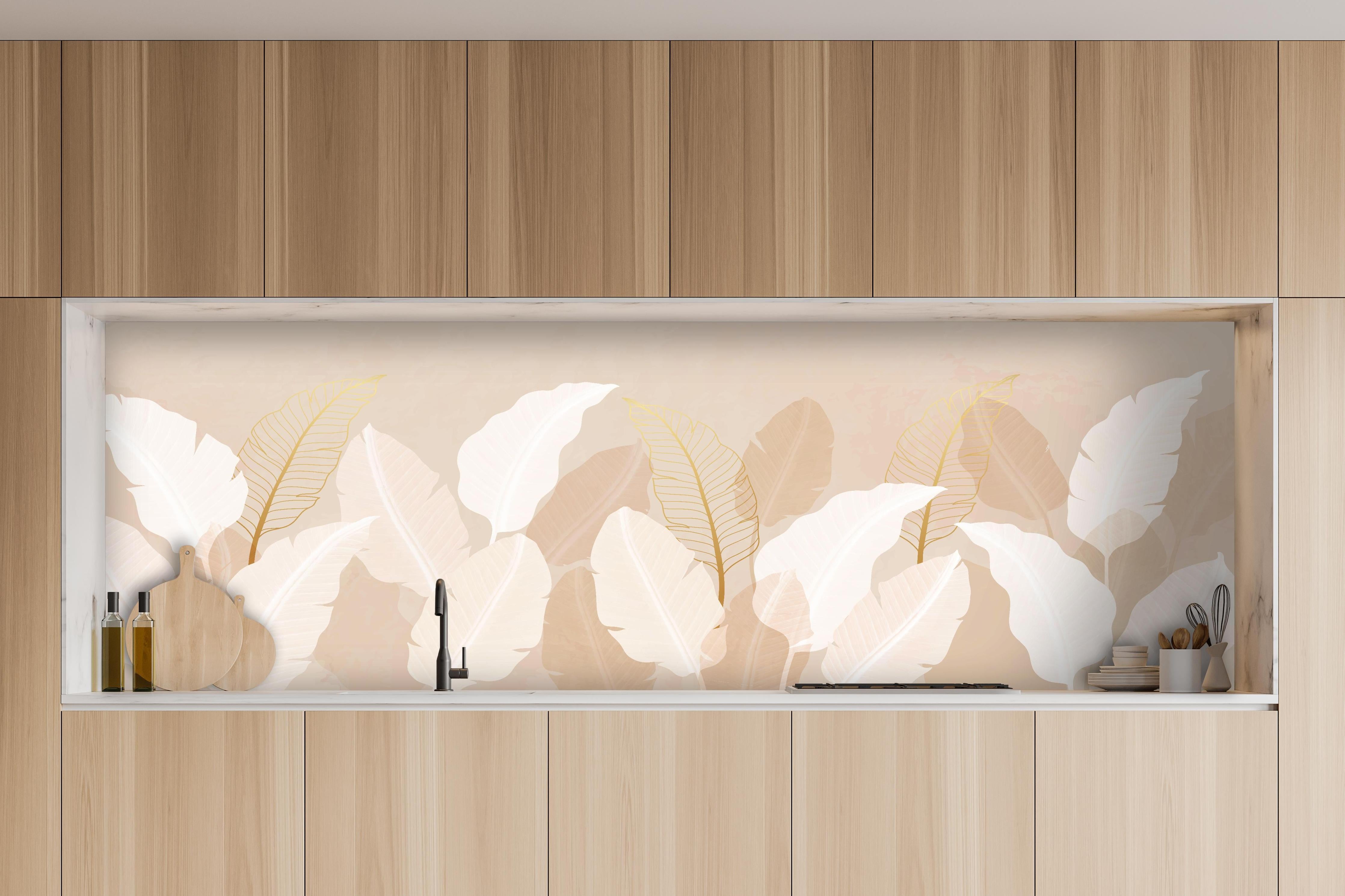 Küche - Harmonische Pastellblätter Design Kunstwerk hinter weißen Hochglanz-Küchenregalen und schwarzem Wasserhahn