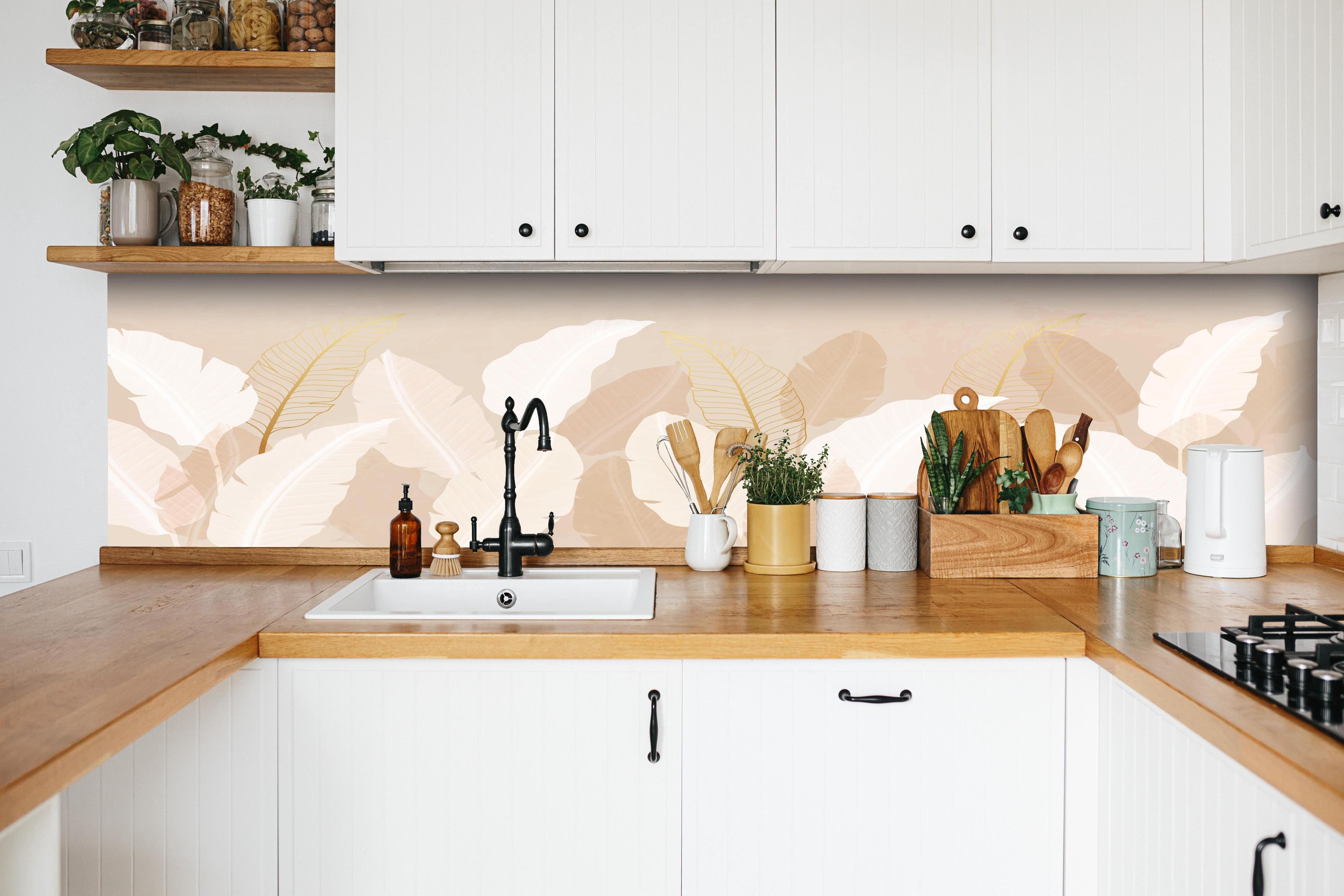 Küche - Harmonische Pastellblätter Design Kunstwerk hinter weißen Hochglanz-Küchenregalen und schwarzem Wasserhahn