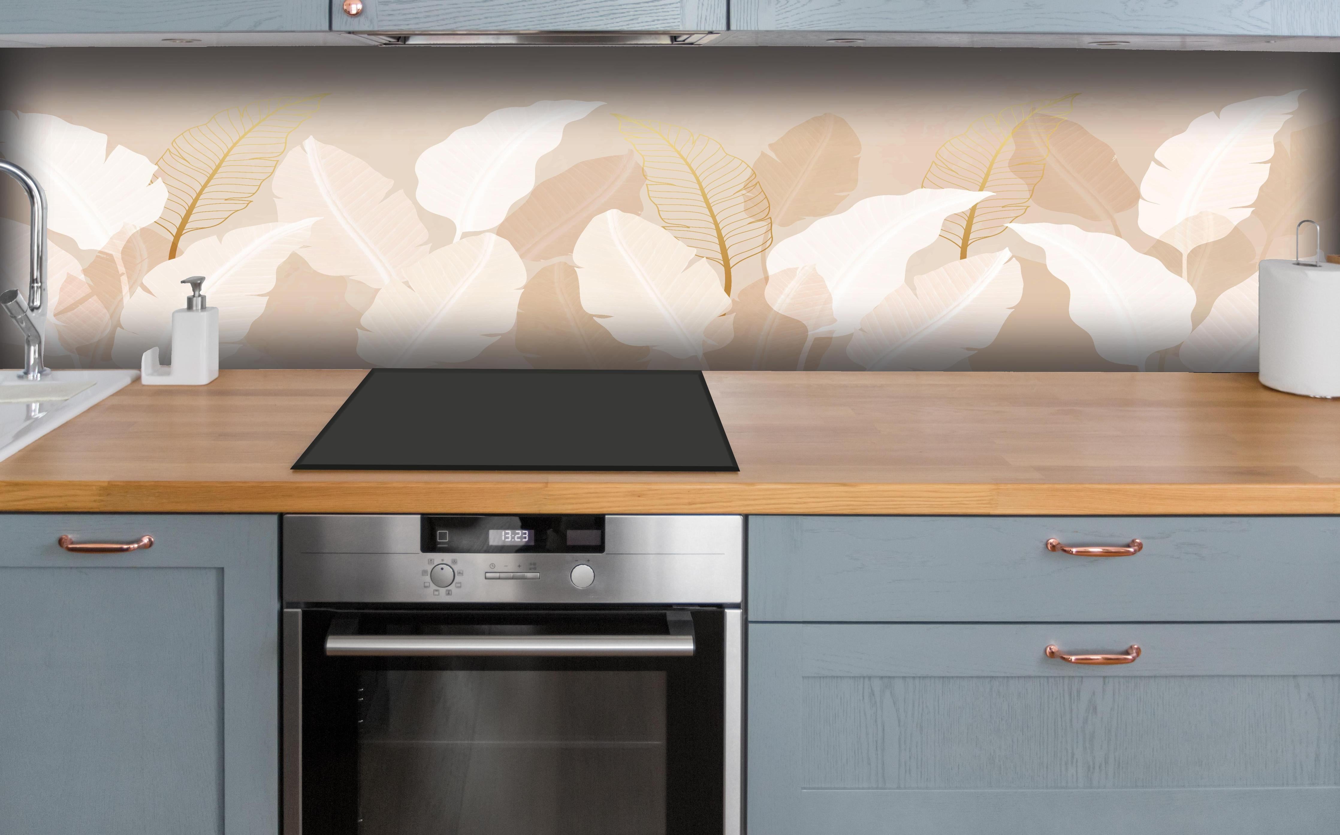Küche - Harmonische Pastellblätter Design Kunstwerk hinter weißen Hochglanz-Küchenregalen und schwarzem Wasserhahn