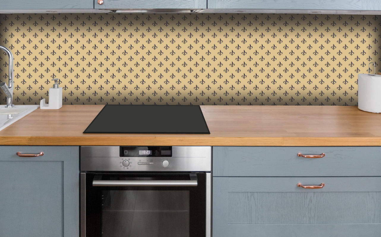 Küche - Harmonisches ockerfarbenes Musterdesign hinter weißen Hochglanz-Küchenregalen und schwarzem Wasserhahn