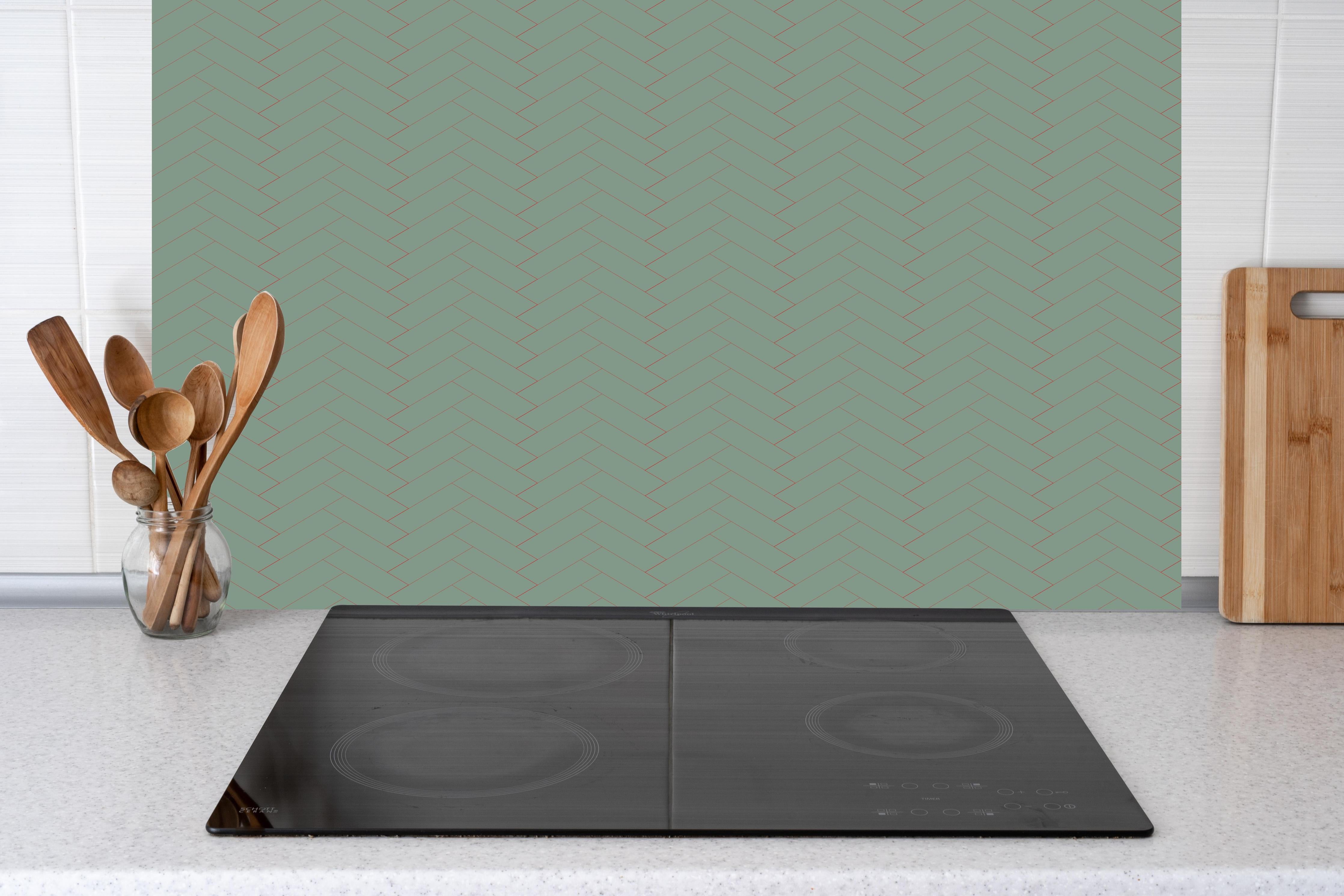 Küche - Hell-Türkise Geometrie Muster hinter weißen Hochglanz-Küchenregalen und schwarzem Wasserhahn